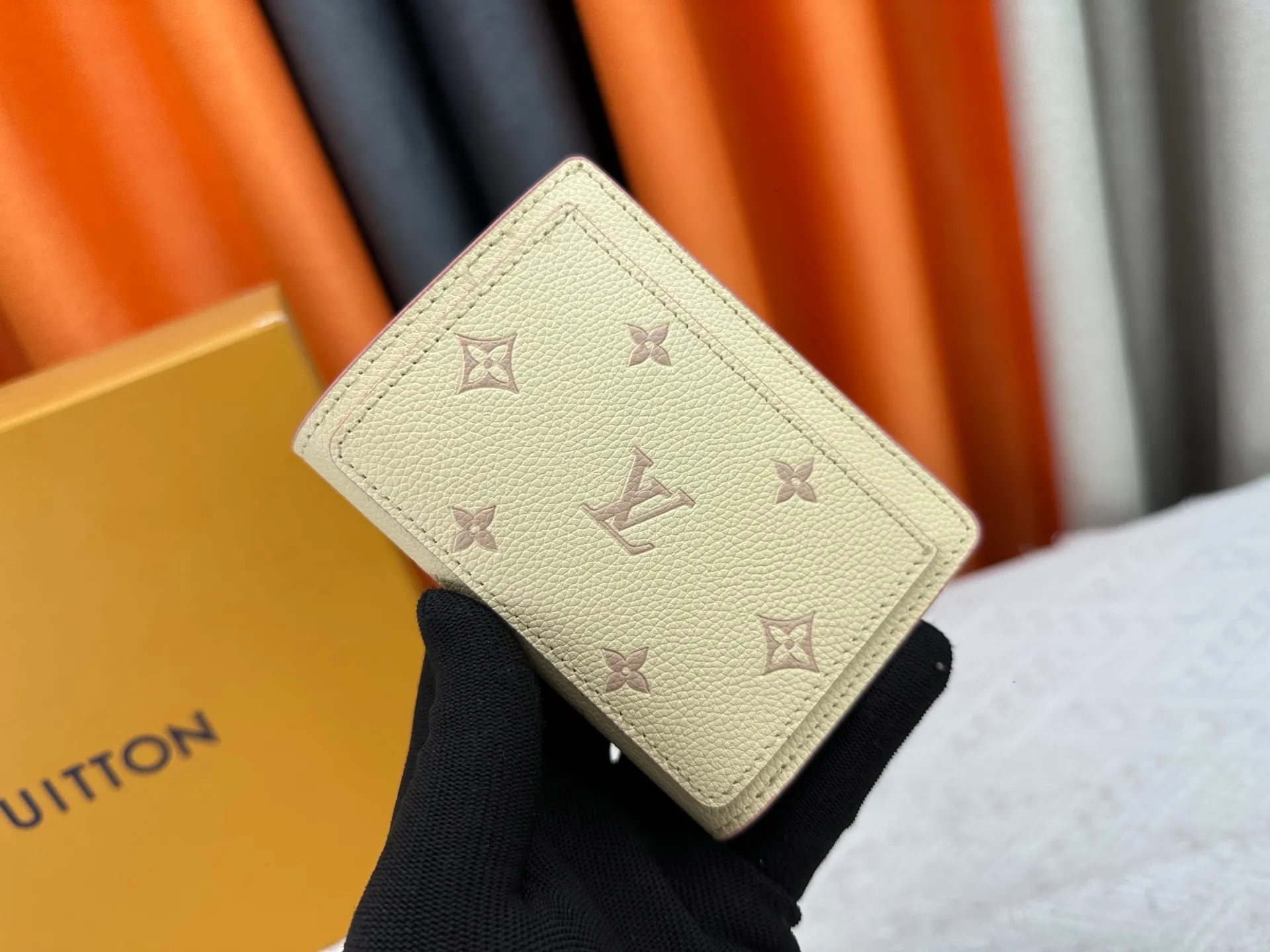 P160, LV top replica M80152 This Cléa wallet is made of Monogram Empreinte soft grained cowhide, embellished with Louis Vuitton's iconic Monogram embossed pattern. It has a stylish design, is exquisite and compact but has a spacious capacity. It is equipped with an external patch pocket, zipper coin pocket, banknote compartment and six credit card slots. Dimensions: 12 x 9 x 3.5 cm (length x height x width