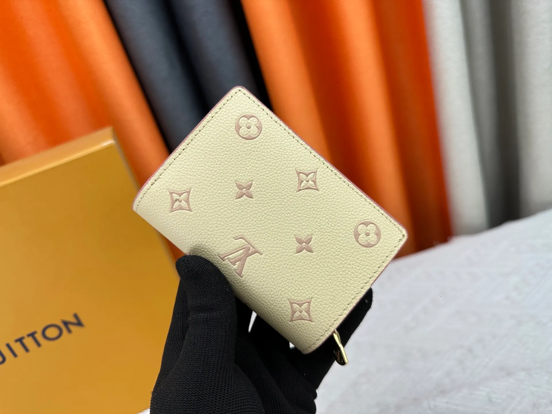 P160, LV top replica M80152 This Cléa wallet is made of Monogram Empreinte soft grained cowhide, embellished with Louis Vuitton's iconic Monogram embossed pattern. It has a stylish design, is exquisite and compact but has a spacious capacity. It is equipped with an external patch pocket, zipper coin pocket, banknote compartment and six credit card slots. Dimensions: 12 x 9 x 3.5 cm (length x height x width