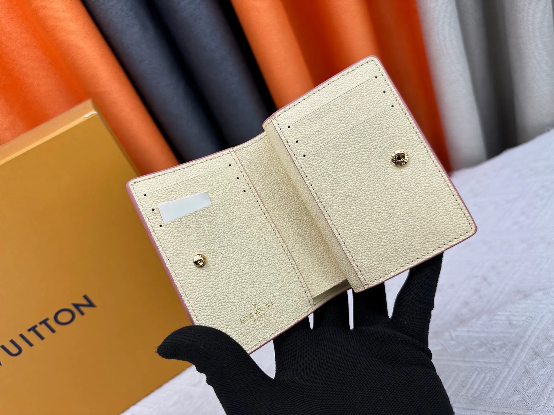 P160, LV top replica M80152 This Cléa wallet is made of Monogram Empreinte soft grained cowhide, embellished with Louis Vuitton's iconic Monogram embossed pattern. It has a stylish design, is exquisite and compact but has a spacious capacity. It is equipped with an external patch pocket, zipper coin pocket, banknote compartment and six credit card slots. Dimensions: 12 x 9 x 3.5 cm (length x height x width