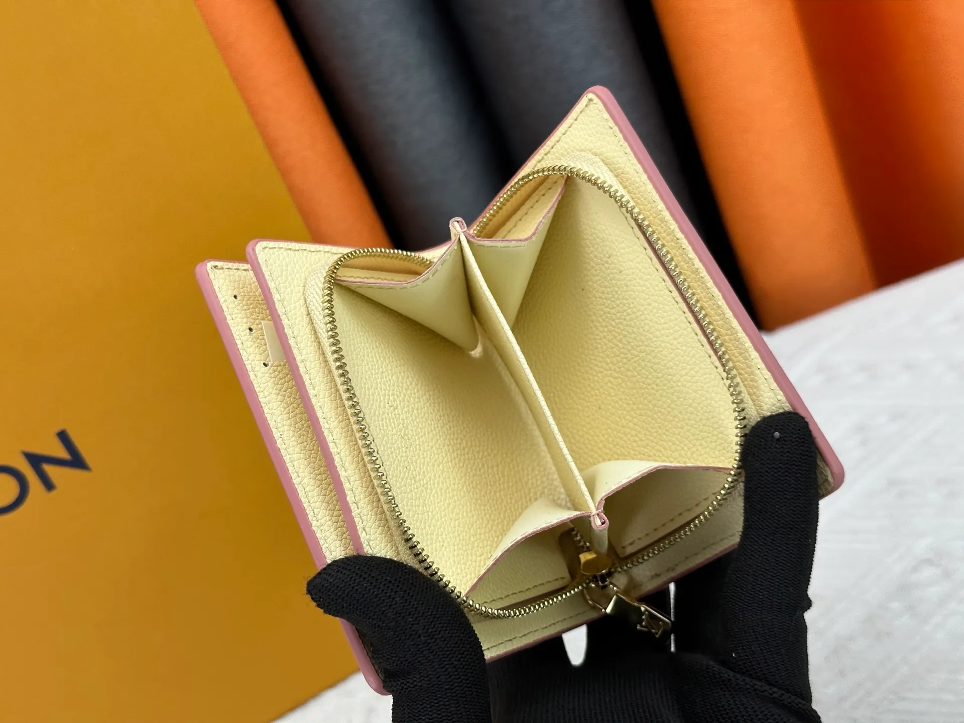 P160, LV top replica M80152 This Cléa wallet is made of Monogram Empreinte soft grained cowhide, embellished with Louis Vuitton's iconic Monogram embossed pattern. It has a stylish design, is exquisite and compact but has a spacious capacity. It is equipped with an external patch pocket, zipper coin pocket, banknote compartment and six credit card slots. Dimensions: 12 x 9 x 3.5 cm (length x height x width