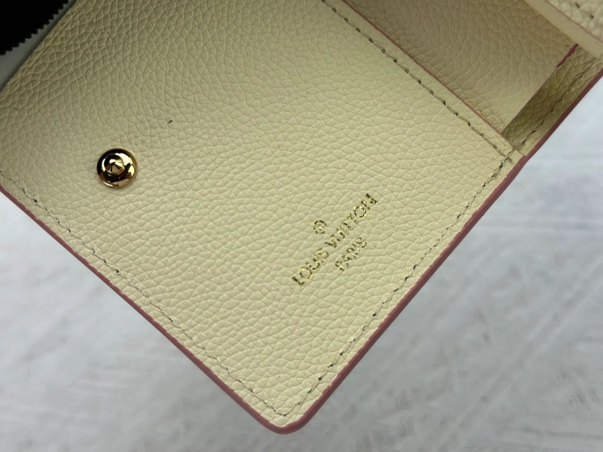 P160, LV top replica M80152 This Cléa wallet is made of Monogram Empreinte soft grained cowhide, embellished with Louis Vuitton's iconic Monogram embossed pattern. It has a stylish design, is exquisite and compact but has a spacious capacity. It is equipped with an external patch pocket, zipper coin pocket, banknote compartment and six credit card slots. Dimensions: 12 x 9 x 3.5 cm (length x height x width