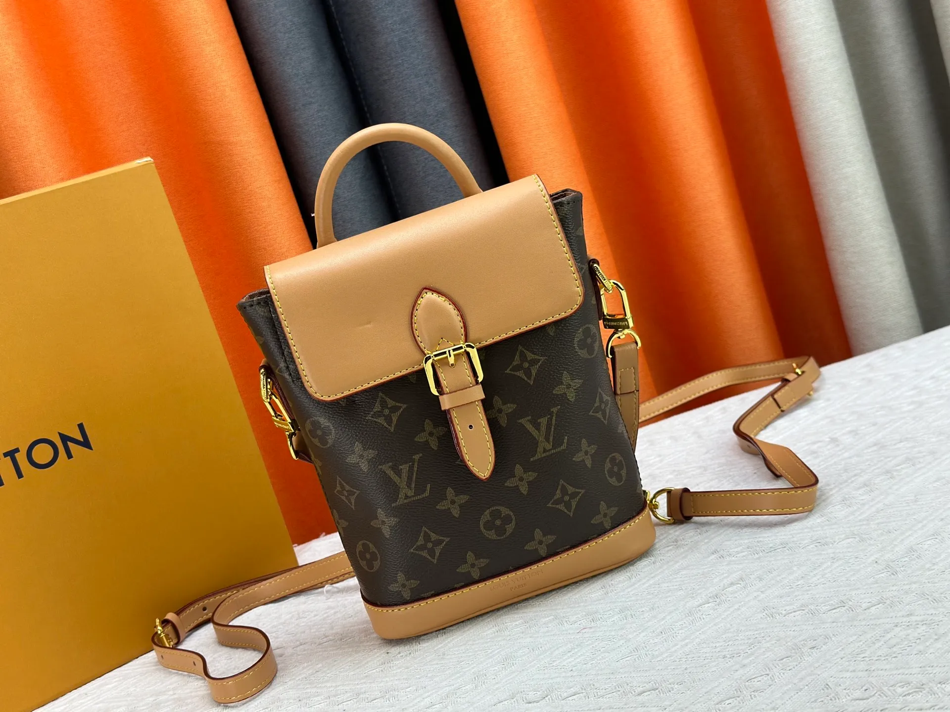 P240 Upgraded original M14651 M14653 Soho mini backpack is made of Monogram canvas, and its exquisite structure recalls the exquisite design of the 1996 Arlequin backpack. The cowhide leather trim and vintage buckle pay homage to Louis Vuitton's trunk-making heritage, and the D-ring allows for a variety of carrying options, making it a perfect choice for everyday travel. Dimensions: 17.0 x 23.0 x 8.0 cm (length x height x width)