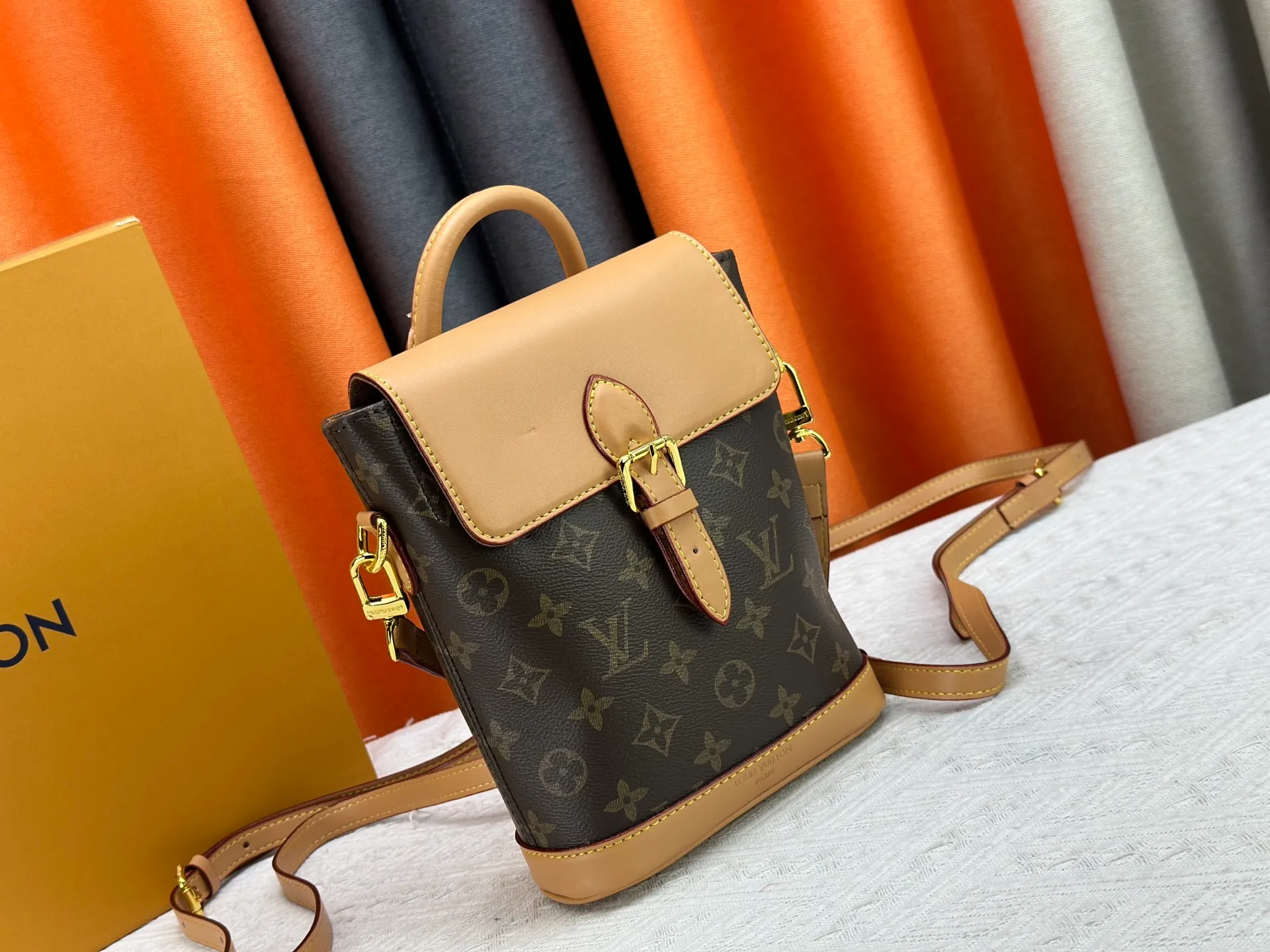 P240 Upgraded original M14651 M14653 Soho mini backpack is made of Monogram canvas, and its exquisite structure recalls the exquisite design of the 1996 Arlequin backpack. The cowhide leather trim and vintage buckle pay homage to Louis Vuitton's trunk-making heritage, and the D-ring allows for a variety of carrying options, making it a perfect choice for everyday travel. Dimensions: 17.0 x 23.0 x 8.0 cm (length x height x width)