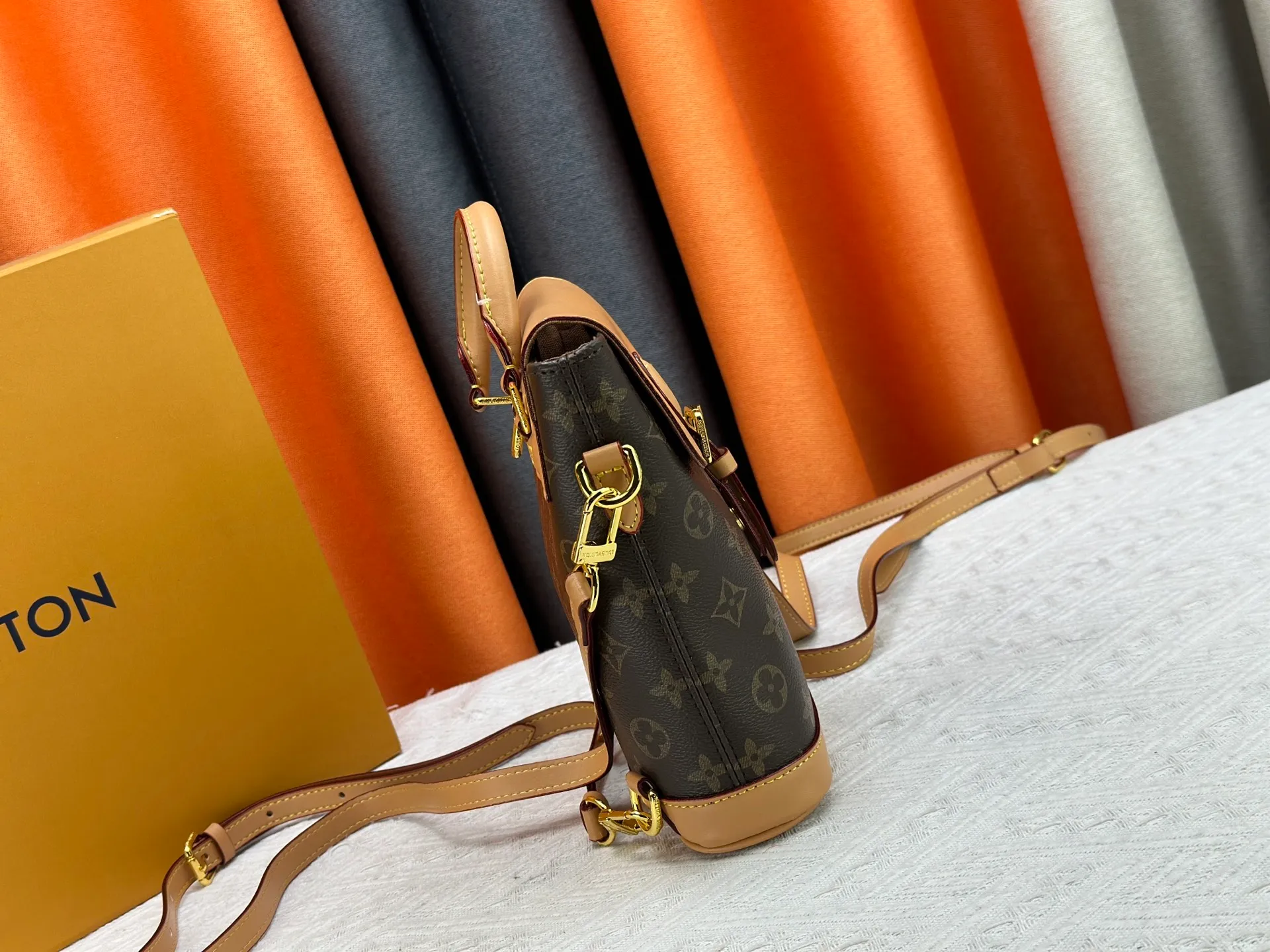P240 Upgraded original M14651 M14653 Soho mini backpack is made of Monogram canvas, and its exquisite structure recalls the exquisite design of the 1996 Arlequin backpack. The cowhide leather trim and vintage buckle pay homage to Louis Vuitton's trunk-making heritage, and the D-ring allows for a variety of carrying options, making it a perfect choice for everyday travel. Dimensions: 17.0 x 23.0 x 8.0 cm (length x height x width)