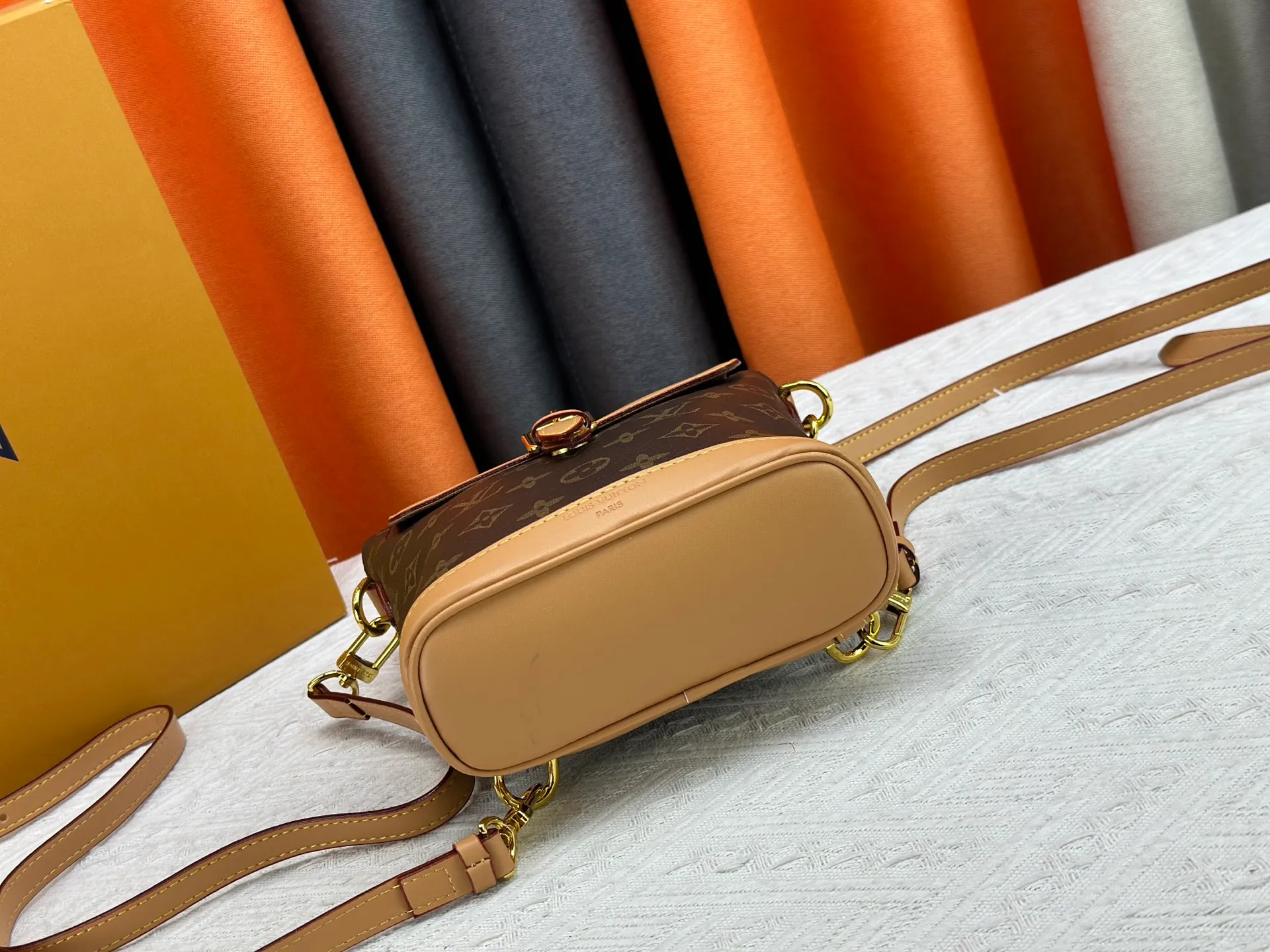 P240 Upgraded original M14651 M14653 Soho mini backpack is made of Monogram canvas, and its exquisite structure recalls the exquisite design of the 1996 Arlequin backpack. The cowhide leather trim and vintage buckle pay homage to Louis Vuitton's trunk-making heritage, and the D-ring allows for a variety of carrying options, making it a perfect choice for everyday travel. Dimensions: 17.0 x 23.0 x 8.0 cm (length x height x width)