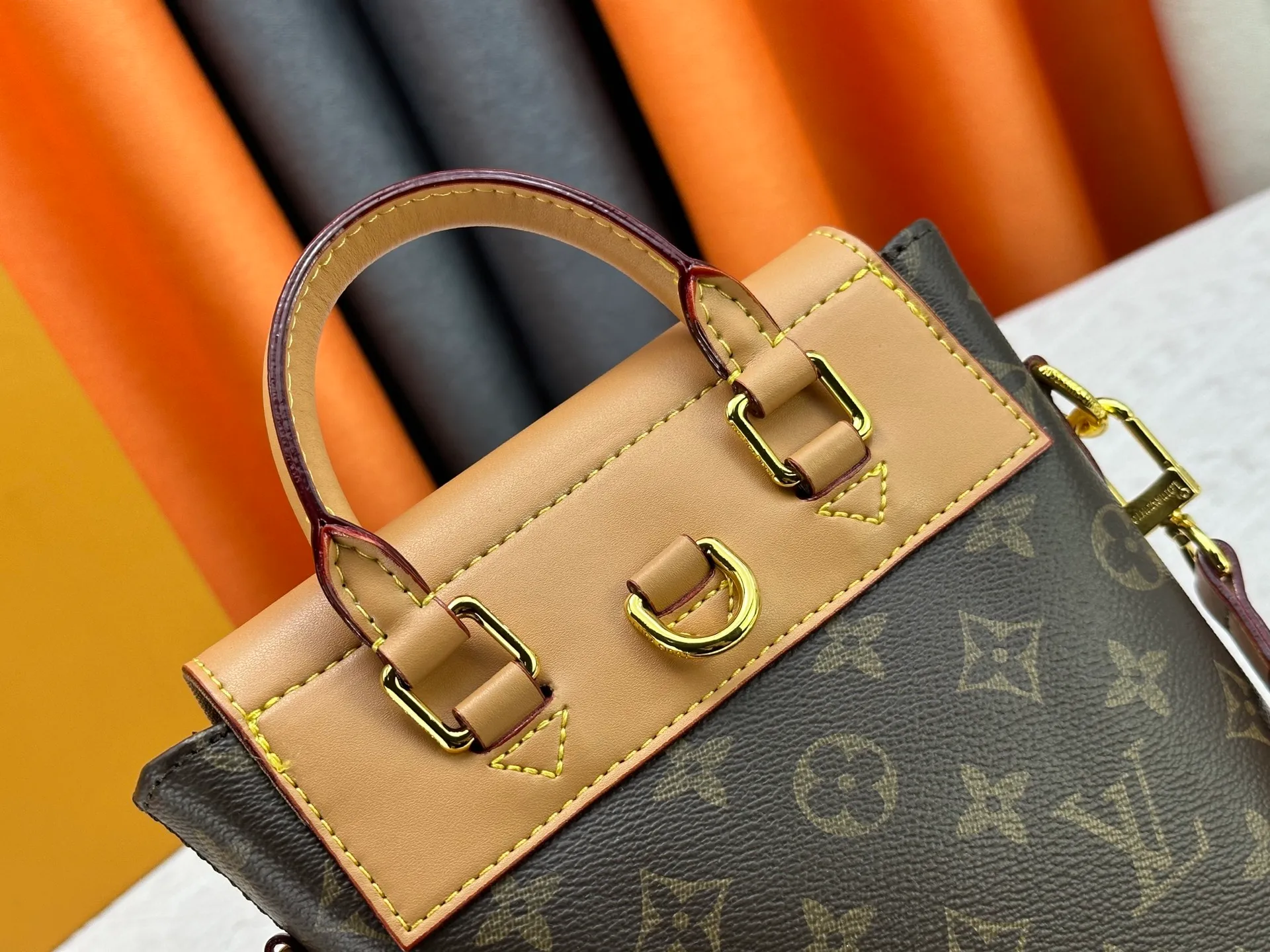 P240 Upgraded original M14651 M14653 Soho mini backpack is made of Monogram canvas, and its exquisite structure recalls the exquisite design of the 1996 Arlequin backpack. The cowhide leather trim and vintage buckle pay homage to Louis Vuitton's trunk-making heritage, and the D-ring allows for a variety of carrying options, making it a perfect choice for everyday travel. Dimensions: 17.0 x 23.0 x 8.0 cm (length x height x width)