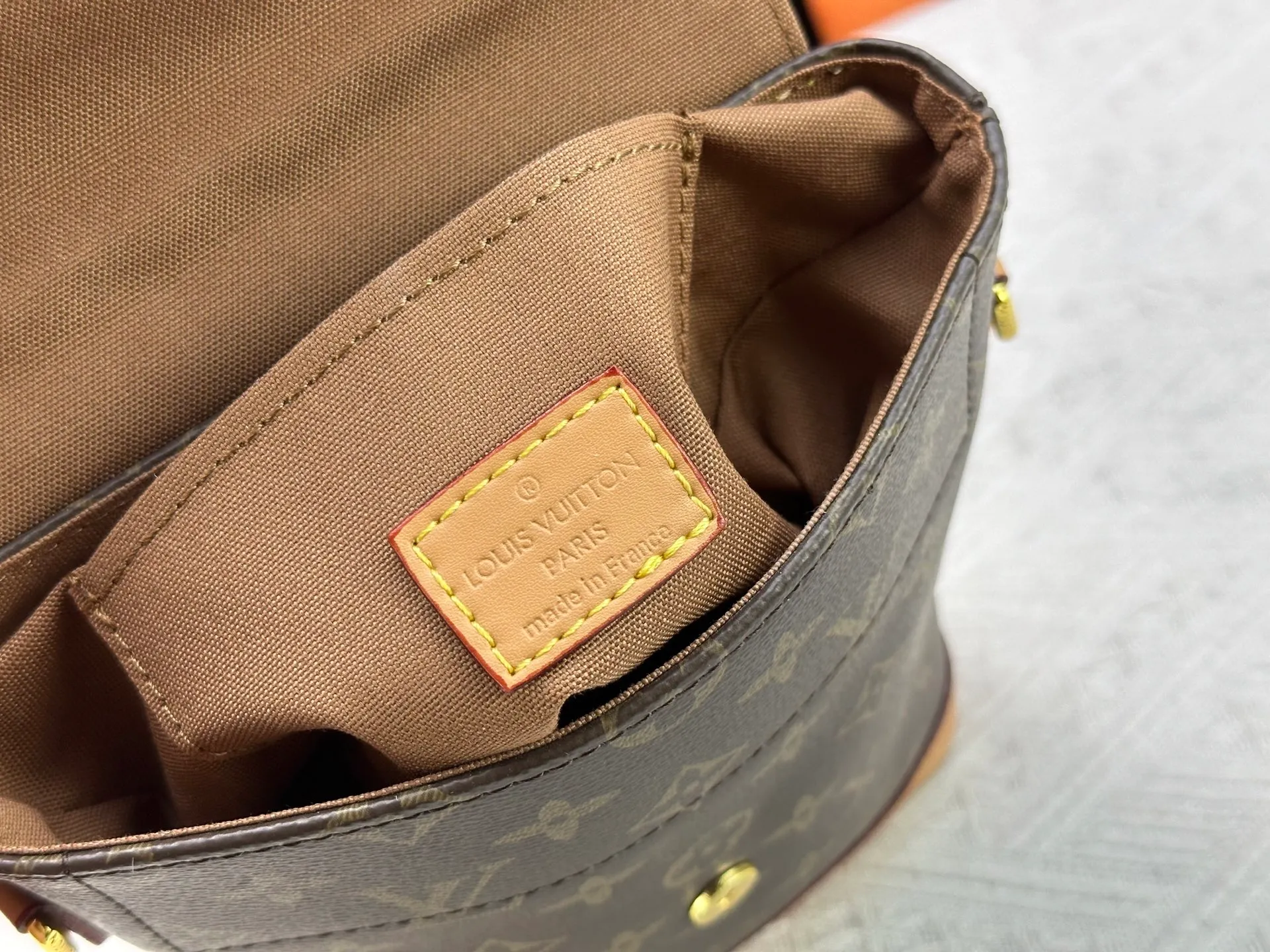 P240 Upgraded original M14651 M14653 Soho mini backpack is made of Monogram canvas, and its exquisite structure recalls the exquisite design of the 1996 Arlequin backpack. The cowhide leather trim and vintage buckle pay homage to Louis Vuitton's trunk-making heritage, and the D-ring allows for a variety of carrying options, making it a perfect choice for everyday travel. Dimensions: 17.0 x 23.0 x 8.0 cm (length x height x width)