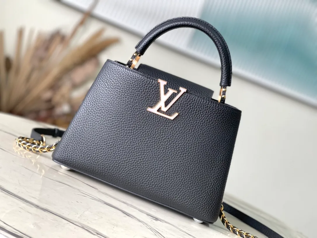 💰2360 (Special grade original leather) M23083 Black and white shell buckle Full leather cap Naying style series Chinese Valentine's Day limited edition/small size Capucines BB handbag comes from the LV Milky Way series, presenting an exclusive gift for Valentine's Day. Taurillon leather is dip-dyed in soft tones, while the metallic hardware's dazzling shine and iridescent gradient provide elegant contrast. The detachable chain and leather shoulder strap make it easy to carry over the shoulder or cross-body. 27x18x9cm cm (length x height x width)