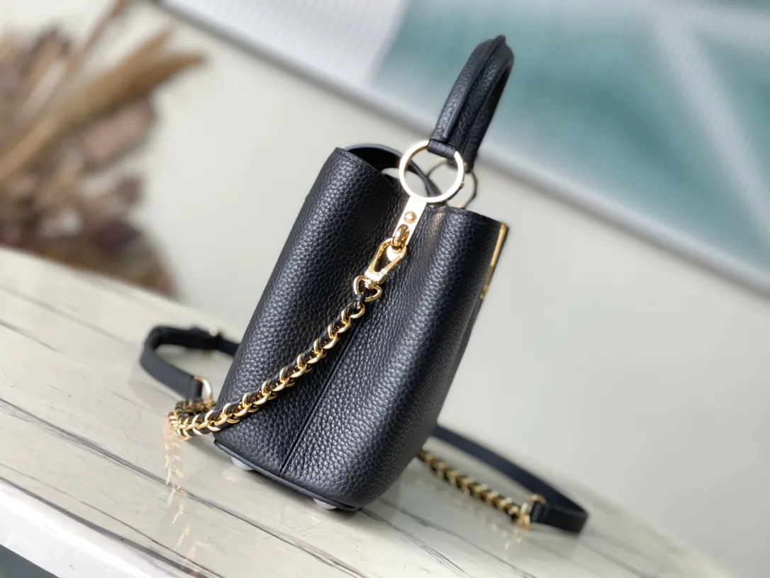 💰2360 (Special grade original leather) M23083 Black and white shell buckle Full leather cap Naying style series Chinese Valentine's Day limited edition/small size Capucines BB handbag comes from the LV Milky Way series, presenting an exclusive gift for Valentine's Day. Taurillon leather is dip-dyed in soft tones, while the metallic hardware's dazzling shine and iridescent gradient provide elegant contrast. The detachable chain and leather shoulder strap make it easy to carry over the shoulder or cross-body. 27x18x9cm cm (length x height x width)