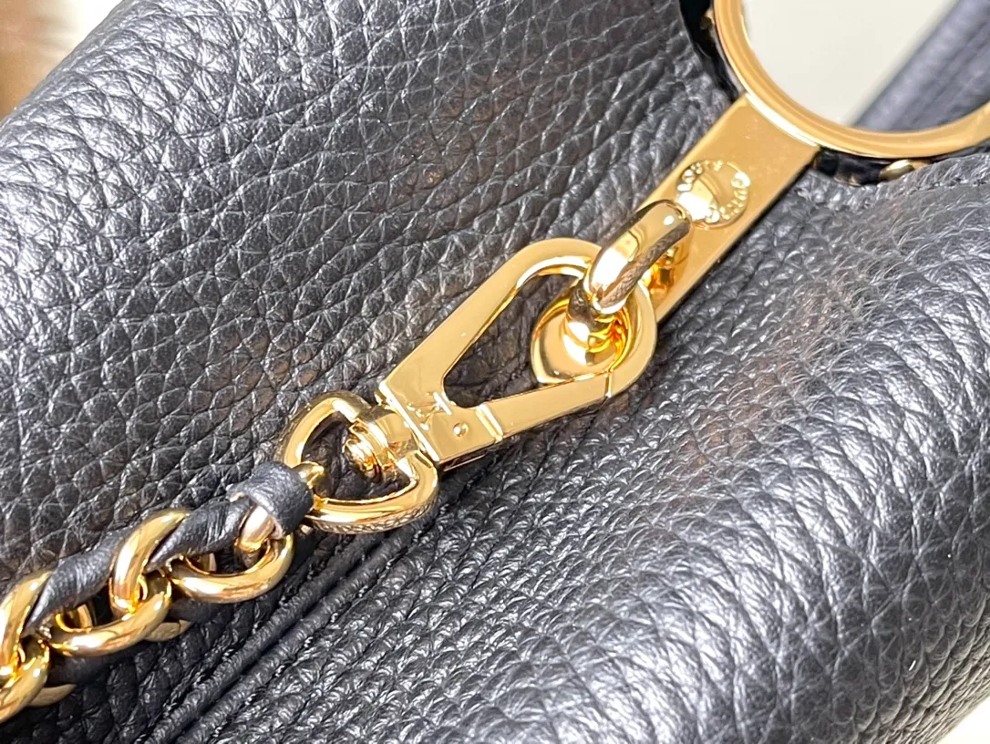 💰2360 (Special grade original leather) M23083 Black and white shell buckle Full leather cap Naying style series Chinese Valentine's Day limited edition/small size Capucines BB handbag comes from the LV Milky Way series, presenting an exclusive gift for Valentine's Day. Taurillon leather is dip-dyed in soft tones, while the metallic hardware's dazzling shine and iridescent gradient provide elegant contrast. The detachable chain and leather shoulder strap make it easy to carry over the shoulder or cross-body. 27x18x9cm cm (length x height x width)