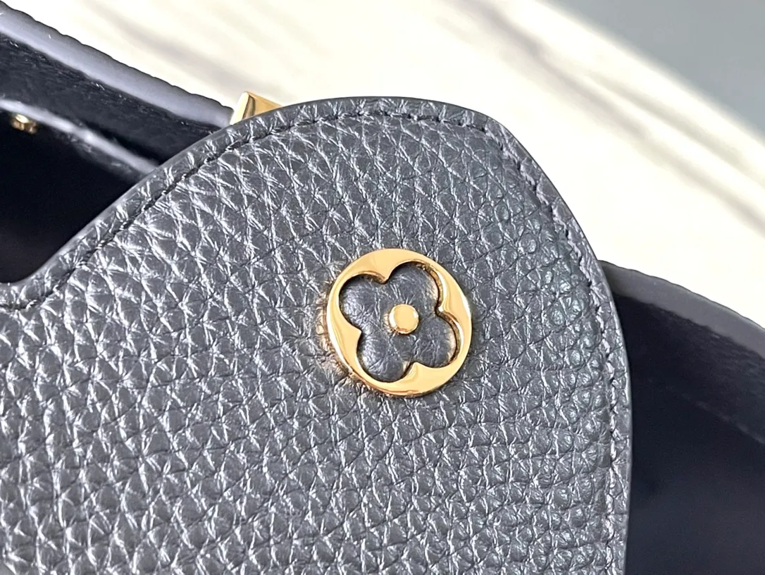💰2360 (Special grade original leather) M23083 Black and white shell buckle Full leather cap Naying style series Chinese Valentine's Day limited edition/small size Capucines BB handbag comes from the LV Milky Way series, presenting an exclusive gift for Valentine's Day. Taurillon leather is dip-dyed in soft tones, while the metallic hardware's dazzling shine and iridescent gradient provide elegant contrast. The detachable chain and leather shoulder strap make it easy to carry over the shoulder or cross-body. 27x18x9cm cm (length x height x width)
