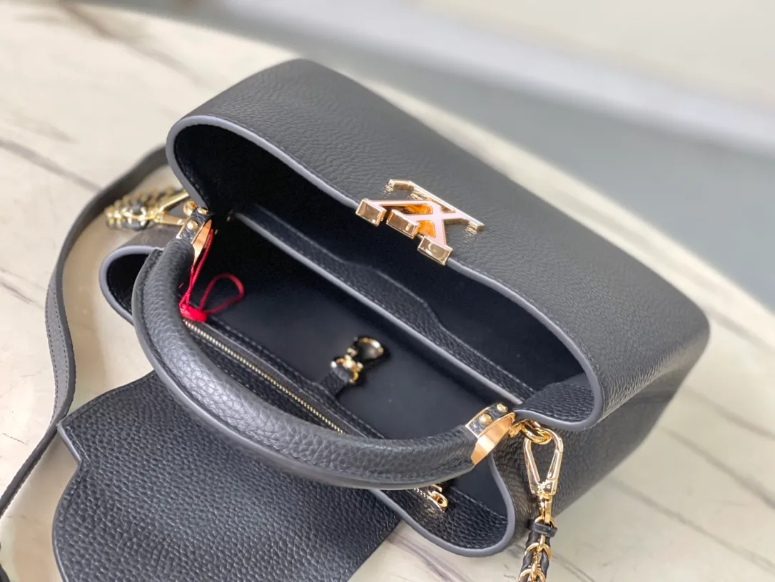 💰2360 (Special grade original leather) M23083 Black and white shell buckle Full leather cap Naying style series Chinese Valentine's Day limited edition/small size Capucines BB handbag comes from the LV Milky Way series, presenting an exclusive gift for Valentine's Day. Taurillon leather is dip-dyed in soft tones, while the metallic hardware's dazzling shine and iridescent gradient provide elegant contrast. The detachable chain and leather shoulder strap make it easy to carry over the shoulder or cross-body. 27x18x9cm cm (length x height x width)