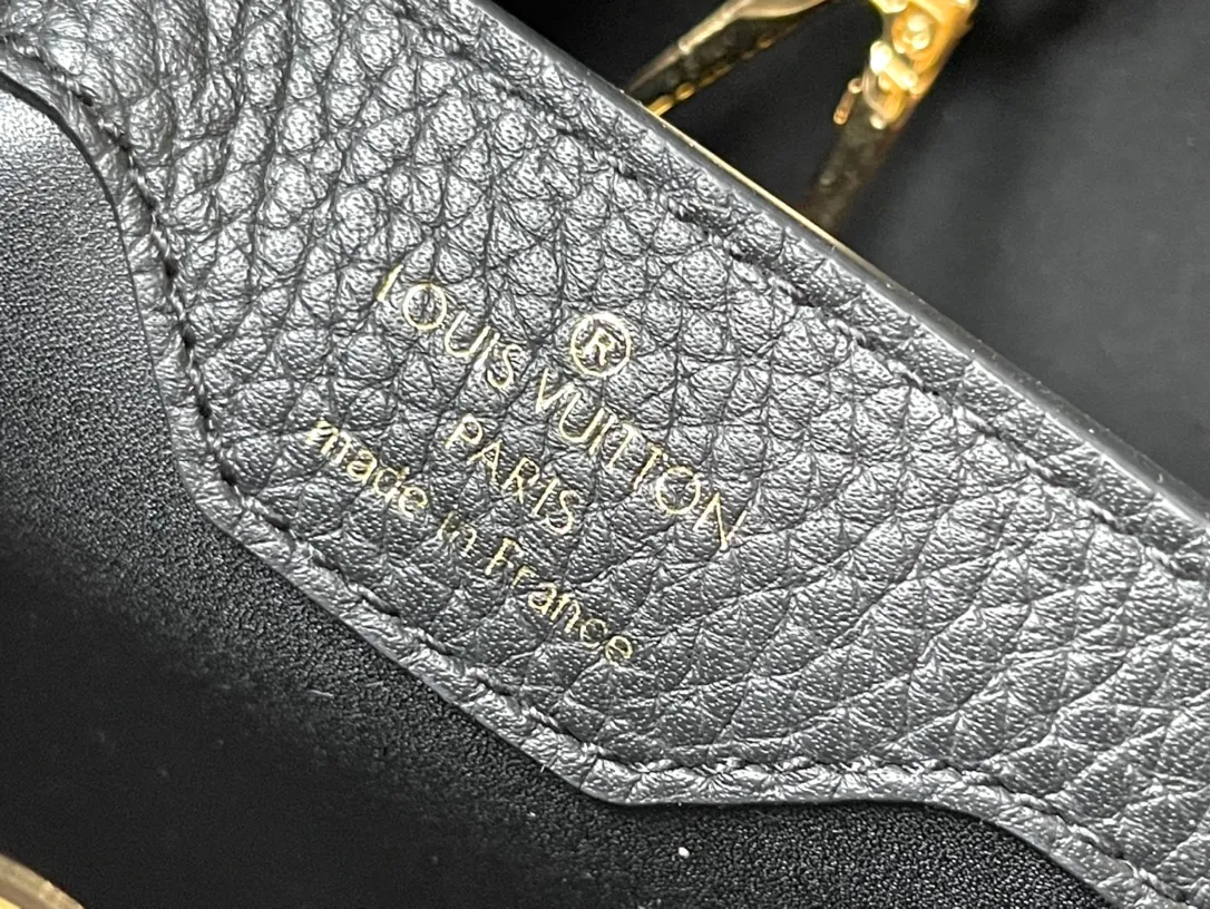 💰2360 (Special grade original leather) M23083 Black and white shell buckle Full leather cap Naying style series Chinese Valentine's Day limited edition/small size Capucines BB handbag comes from the LV Milky Way series, presenting an exclusive gift for Valentine's Day. Taurillon leather is dip-dyed in soft tones, while the metallic hardware's dazzling shine and iridescent gradient provide elegant contrast. The detachable chain and leather shoulder strap make it easy to carry over the shoulder or cross-body. 27x18x9cm cm (length x height x width)