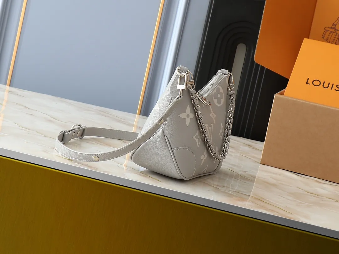 💰240💰Upgraded original M13224 M12930 M45832 M45831 Chain bag croissant series KOREA PRE-LAUNCH handbag This season's Boulogne bag uses Monogram leather material to reinterpret a symbolic design that can be used in multiple ways. Like existing designs made of canvas, various styles of items can be produced. Internal flat pocket that can store large-sized smartphones. A new version with a braided chain woven with gold hardware that creates a high-class and strong atmosphere. 16 x 9.5 x 29 cm.