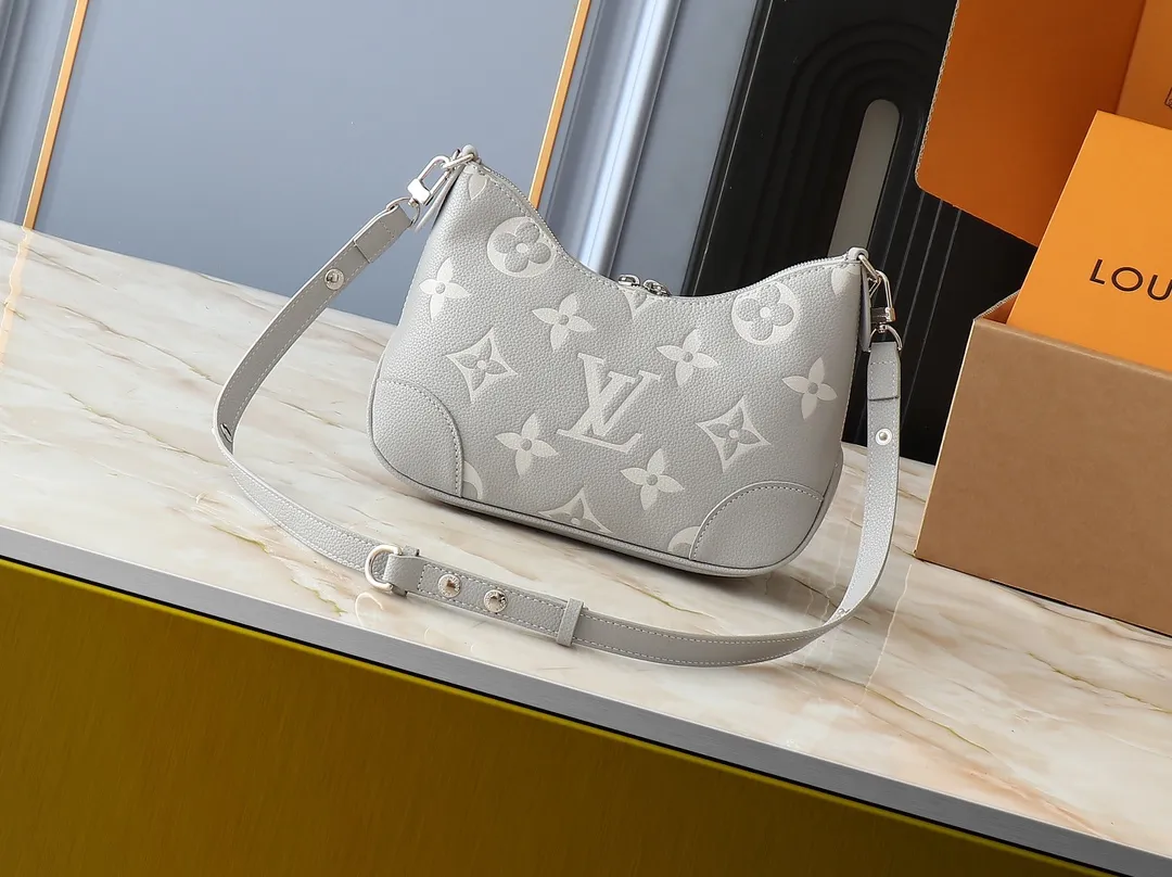 💰240💰Upgraded original M13224 M12930 M45832 M45831 Chain bag croissant series KOREA PRE-LAUNCH handbag This season's Boulogne bag uses Monogram leather material to reinterpret a symbolic design that can be used in multiple ways. Like existing designs made of canvas, various styles of items can be produced. Internal flat pocket that can store large-sized smartphones. A new version with a braided chain woven with gold hardware that creates a high-class and strong atmosphere. 16 x 9.5 x 29 cm.