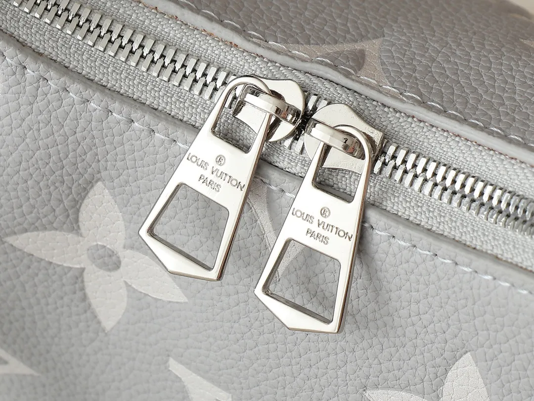 💰240💰Upgraded original M13224 M12930 M45832 M45831 Chain bag croissant series KOREA PRE-LAUNCH handbag This season's Boulogne bag uses Monogram leather material to reinterpret a symbolic design that can be used in multiple ways. Like existing designs made of canvas, various styles of items can be produced. Internal flat pocket that can store large-sized smartphones. A new version with a braided chain woven with gold hardware that creates a high-class and strong atmosphere. 16 x 9.5 x 29 cm.