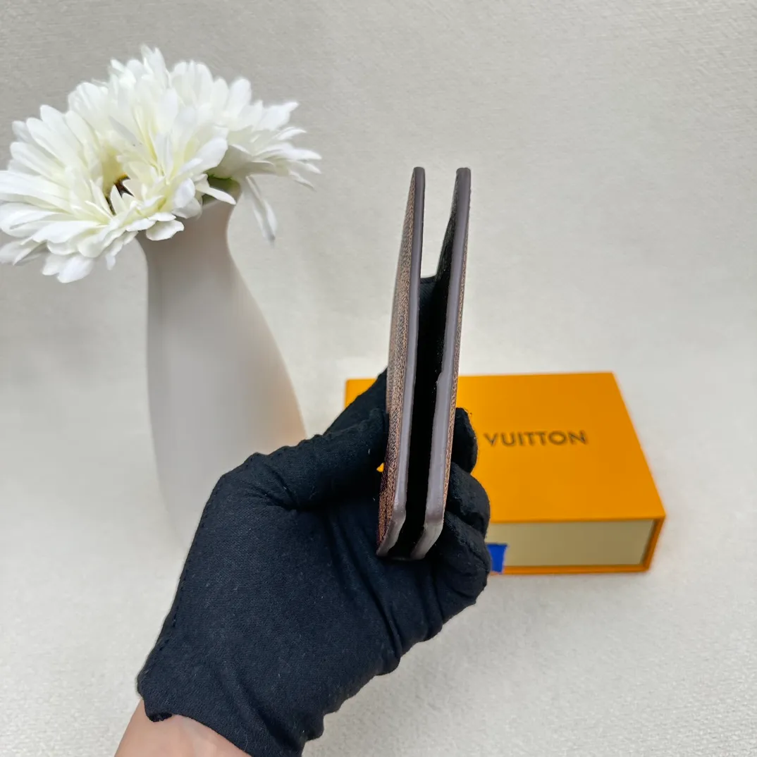P70💰Top original version💎M63144 small card holder Louis vuitton This pocket leather wallet has seven compartments, which can hold credit cards, bus cards, business cards, and even city maps. Damier canvas, leather edge - two credit card compartments - four inner compartments - one outer compartment. Size: 7X11.