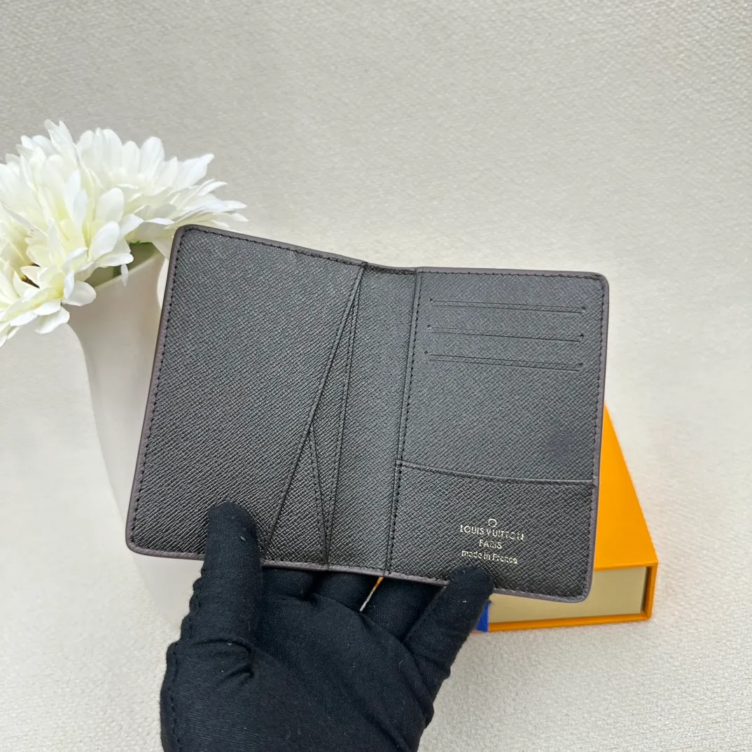 P70💰Top original version💎M63144 small card holder Louis vuitton This pocket leather wallet has seven compartments, which can hold credit cards, bus cards, business cards, and even city maps. Damier canvas, leather edge - two credit card compartments - four inner compartments - one outer compartment. Size: 7X11.