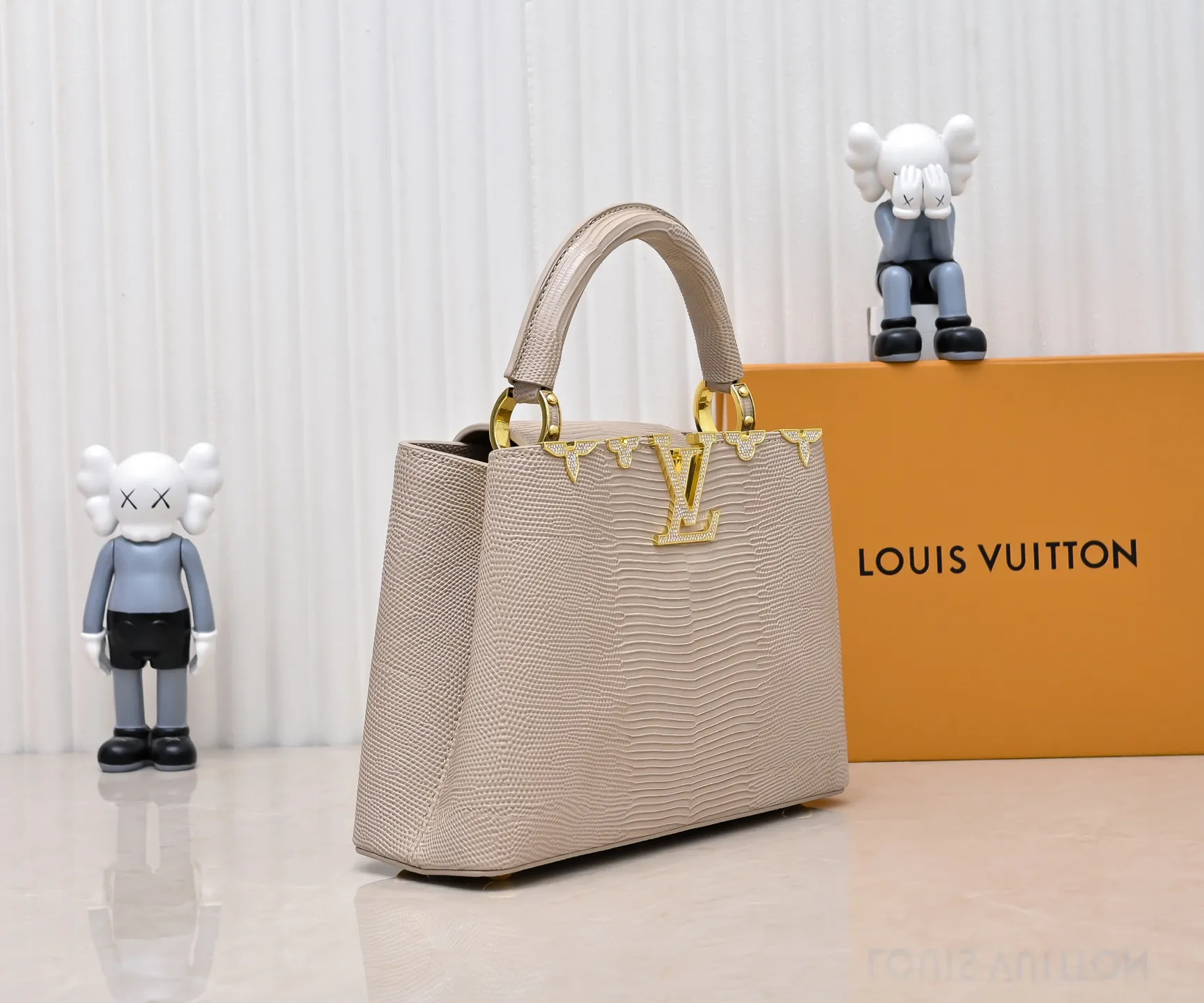 Top original P440 Guangzhou product M12297 apricot lizard leather with gold diamond corolla 🔺This CapucinesBB handbag exquisitely combines elegant lizard skin outer layer, delicate sheepskin lining and gleaming metal parts. The iconic flap achieves two styles. The LV logo can be read on the inside and the Monogram flower blooms on the outside. It lights up an eye-catching corner for evening occasions and adds a personalized atmosphere to the wardrobe. Shine gorgeous style in day and night occasions.  Detailed features 27 x 18 x 9 cm (length x height x width)