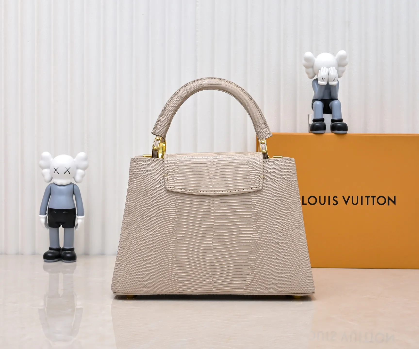 Top original P440 Guangzhou product M12297 apricot lizard leather with gold diamond corolla 🔺This CapucinesBB handbag exquisitely combines elegant lizard skin outer layer, delicate sheepskin lining and gleaming metal parts. The iconic flap achieves two styles. The LV logo can be read on the inside and the Monogram flower blooms on the outside. It lights up an eye-catching corner for evening occasions and adds a personalized atmosphere to the wardrobe. Shine gorgeous style in day and night occasions.  Detailed features 27 x 18 x 9 cm (length x height x width)