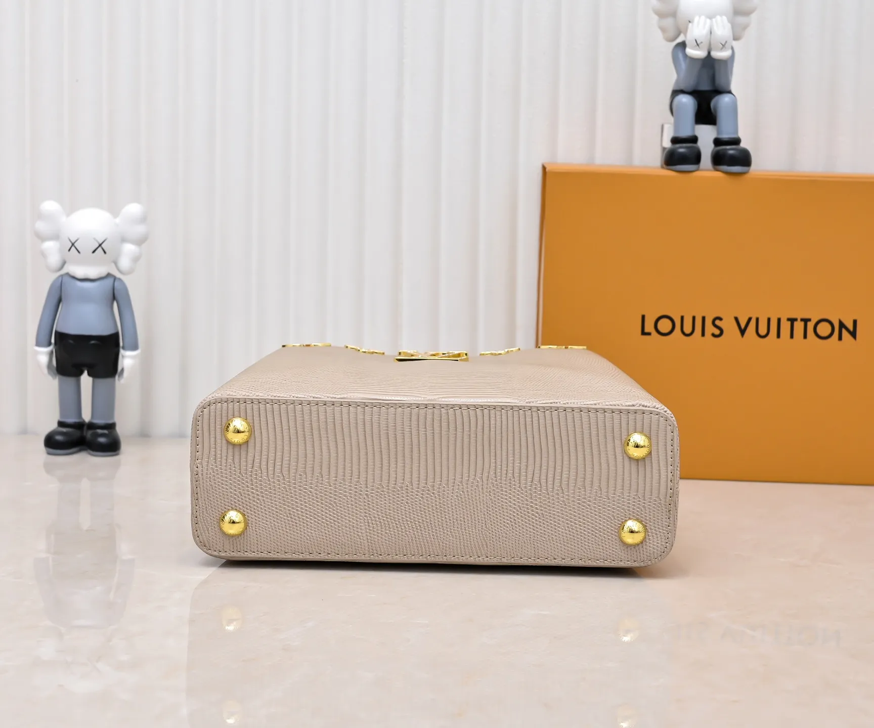 Top original P440 Guangzhou product M12297 apricot lizard leather with gold diamond corolla 🔺This CapucinesBB handbag exquisitely combines elegant lizard skin outer layer, delicate sheepskin lining and gleaming metal parts. The iconic flap achieves two styles. The LV logo can be read on the inside and the Monogram flower blooms on the outside. It lights up an eye-catching corner for evening occasions and adds a personalized atmosphere to the wardrobe. Shine gorgeous style in day and night occasions.  Detailed features 27 x 18 x 9 cm (length x height x width)