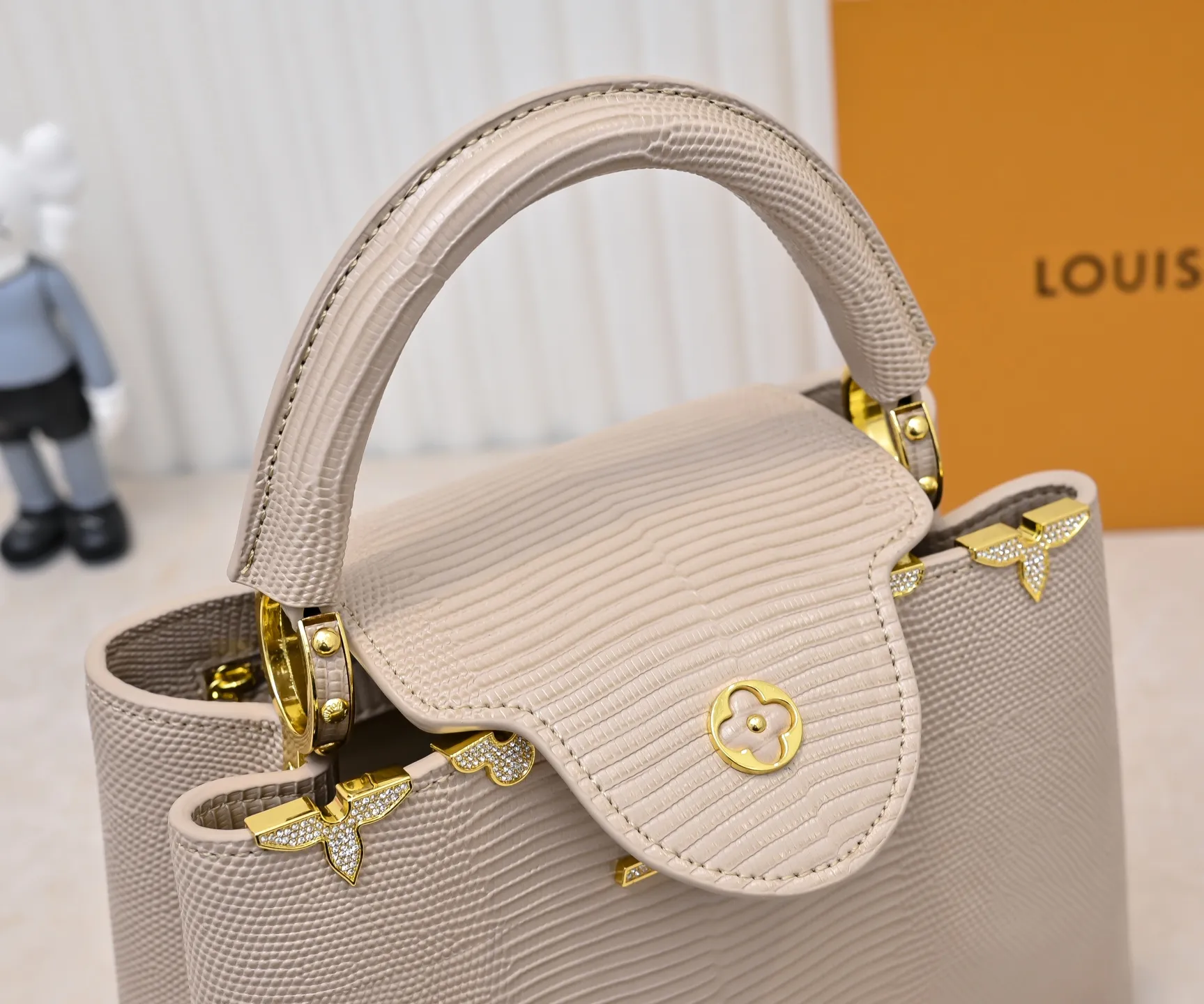Top original P440 Guangzhou product M12297 apricot lizard leather with gold diamond corolla 🔺This CapucinesBB handbag exquisitely combines elegant lizard skin outer layer, delicate sheepskin lining and gleaming metal parts. The iconic flap achieves two styles. The LV logo can be read on the inside and the Monogram flower blooms on the outside. It lights up an eye-catching corner for evening occasions and adds a personalized atmosphere to the wardrobe. Shine gorgeous style in day and night occasions.  Detailed features 27 x 18 x 9 cm (length x height x width)