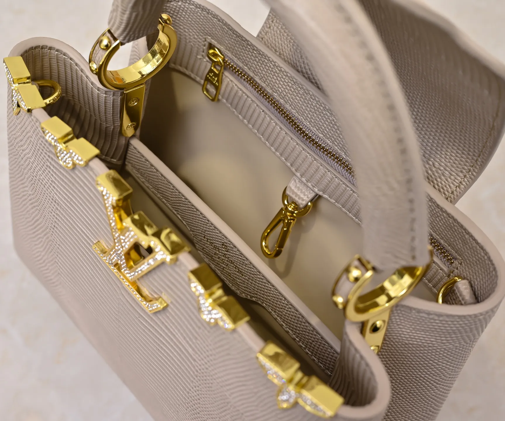 Top original P440 Guangzhou product M12297 apricot lizard leather with gold diamond corolla 🔺This CapucinesBB handbag exquisitely combines elegant lizard skin outer layer, delicate sheepskin lining and gleaming metal parts. The iconic flap achieves two styles. The LV logo can be read on the inside and the Monogram flower blooms on the outside. It lights up an eye-catching corner for evening occasions and adds a personalized atmosphere to the wardrobe. Shine gorgeous style in day and night occasions.  Detailed features 27 x 18 x 9 cm (length x height x width)