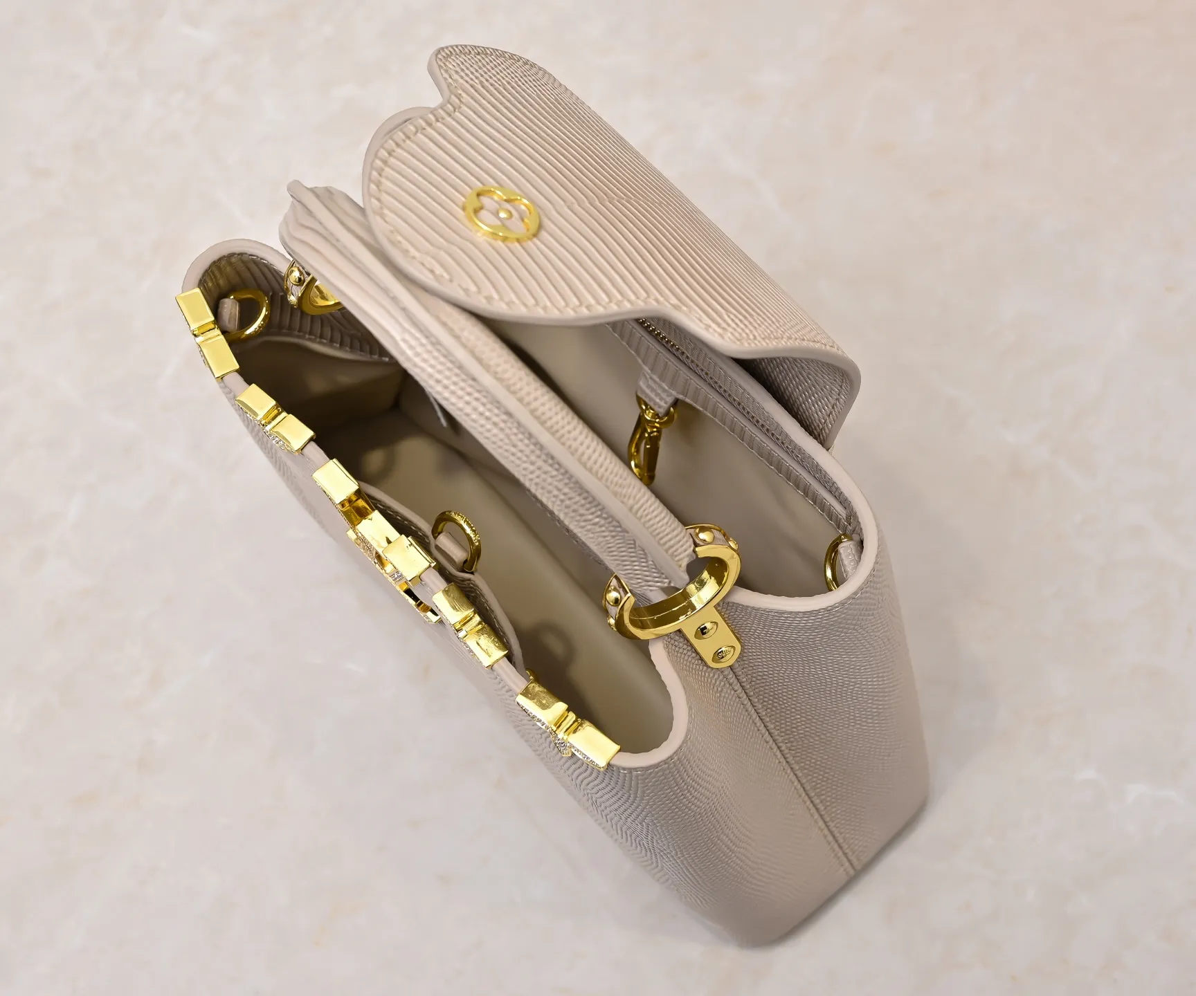 Top original P440 Guangzhou product M12297 apricot lizard leather with gold diamond corolla 🔺This CapucinesBB handbag exquisitely combines elegant lizard skin outer layer, delicate sheepskin lining and gleaming metal parts. The iconic flap achieves two styles. The LV logo can be read on the inside and the Monogram flower blooms on the outside. It lights up an eye-catching corner for evening occasions and adds a personalized atmosphere to the wardrobe. Shine gorgeous style in day and night occasions.  Detailed features 27 x 18 x 9 cm (length x height x width)