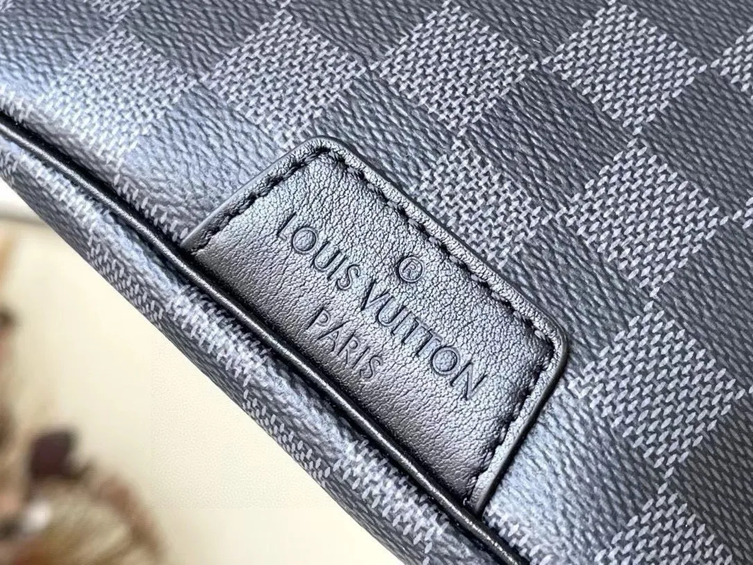 💰740 Top Original N40187 Black Check DISCOVERY Waist Bag This Discovery Waist Bag is made of soft Monogram Shadow embossed calfskin, with a charming retro flavor that interprets casual fashion style. The style is versatile and functional, with front and rear zippered pockets for easy access to your phone, keys and cards, while the adjustable strap makes it easy to wear around the waist, shoulder or cross-body. 47.0 x 20.0 x 9.0 cm 56%