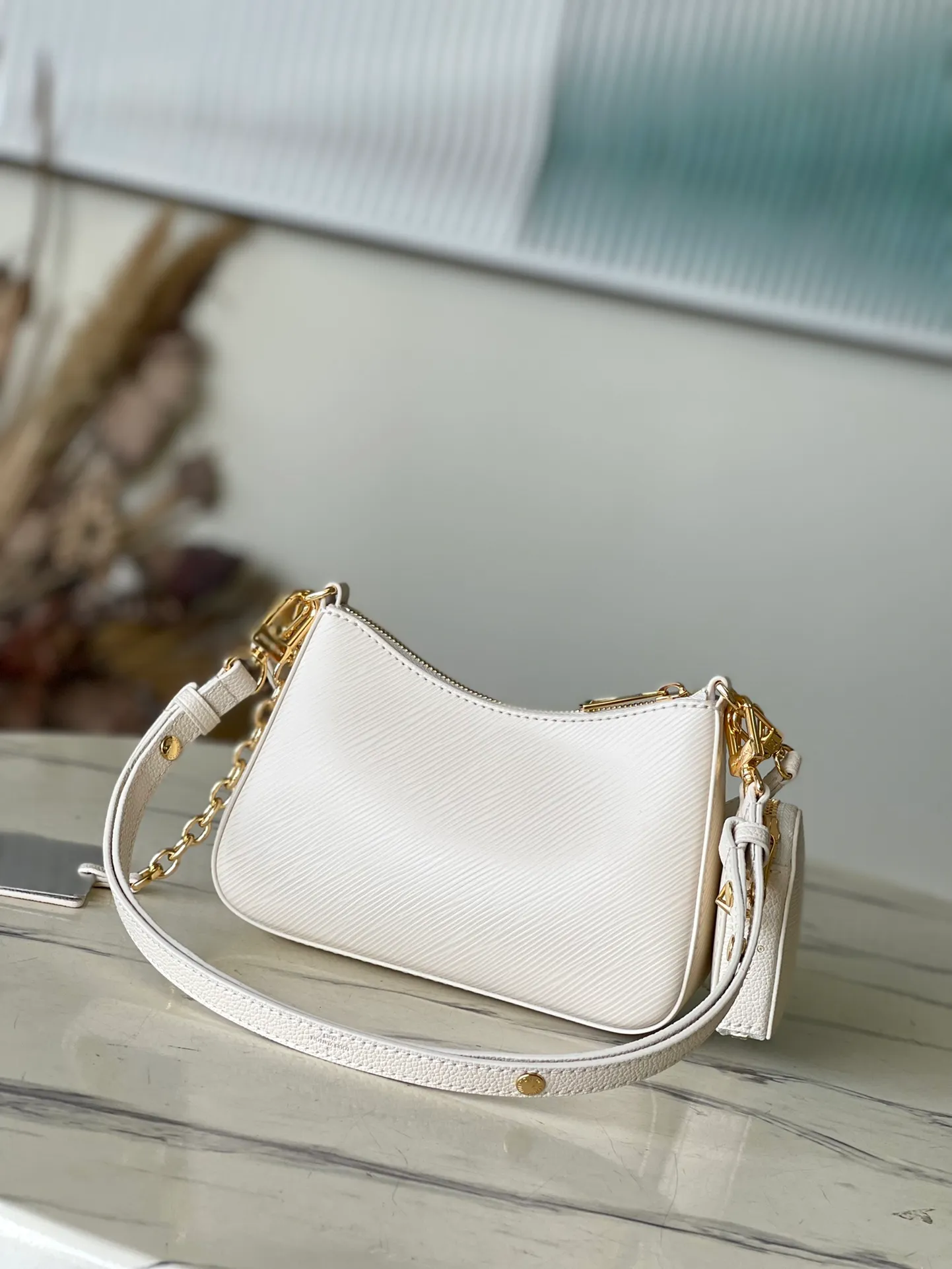 💰1300 (top layer leather) top original order M22941 This MarelEni handbag is from the LV Milky Way series. It combines the classic Epi cow leather with the dazzling light of metal parts. It is paired with a detachable heart-shaped coin bag, making it a perfect Valentine's Day gift. Dimensions: 19 × 13.5 × 6.5 cm