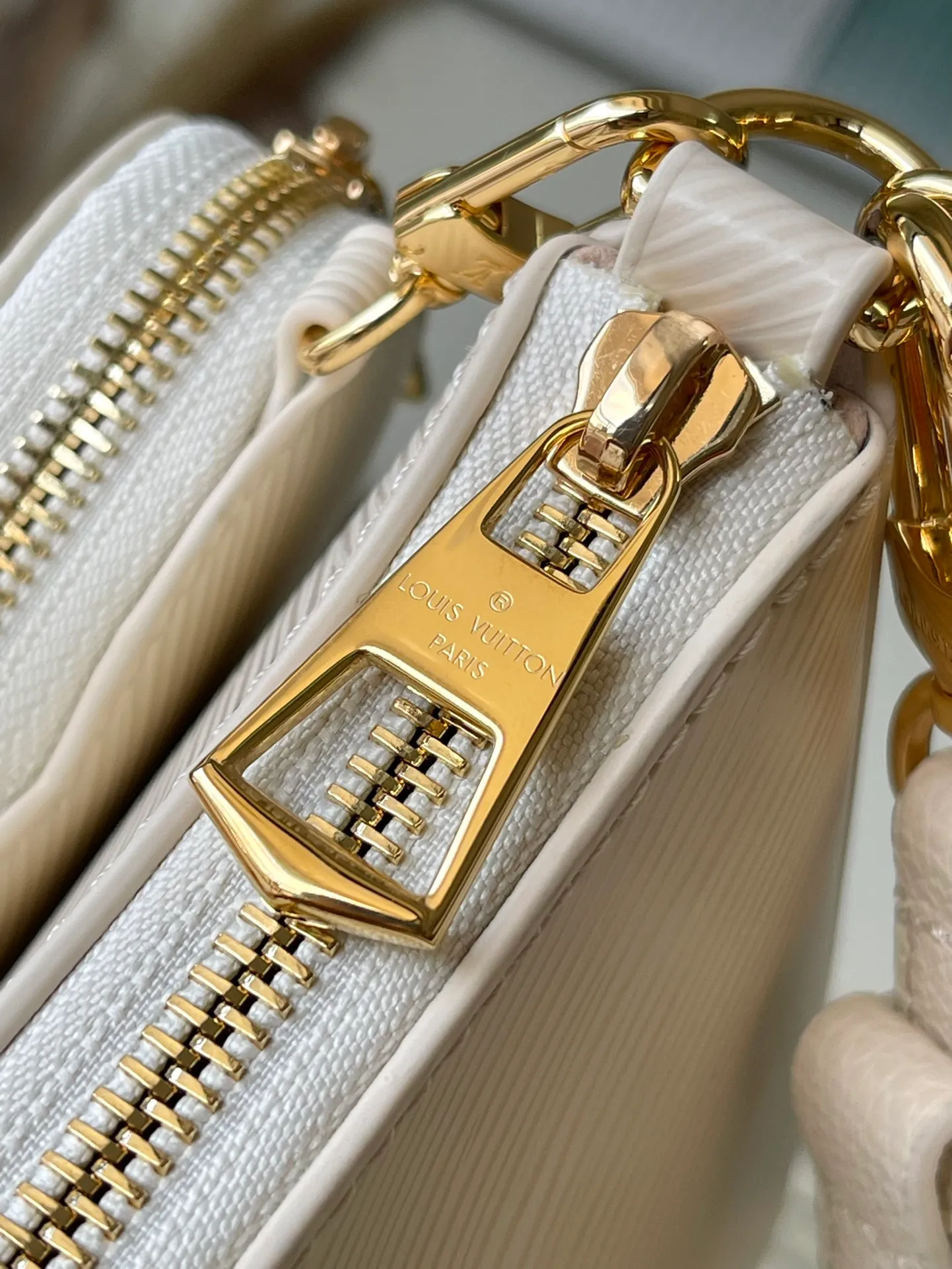 💰1300 (top layer leather) top original order M22941 This MarelEni handbag is from the LV Milky Way series. It combines the classic Epi cow leather with the dazzling light of metal parts. It is paired with a detachable heart-shaped coin bag, making it a perfect Valentine's Day gift. Dimensions: 19 × 13.5 × 6.5 cm