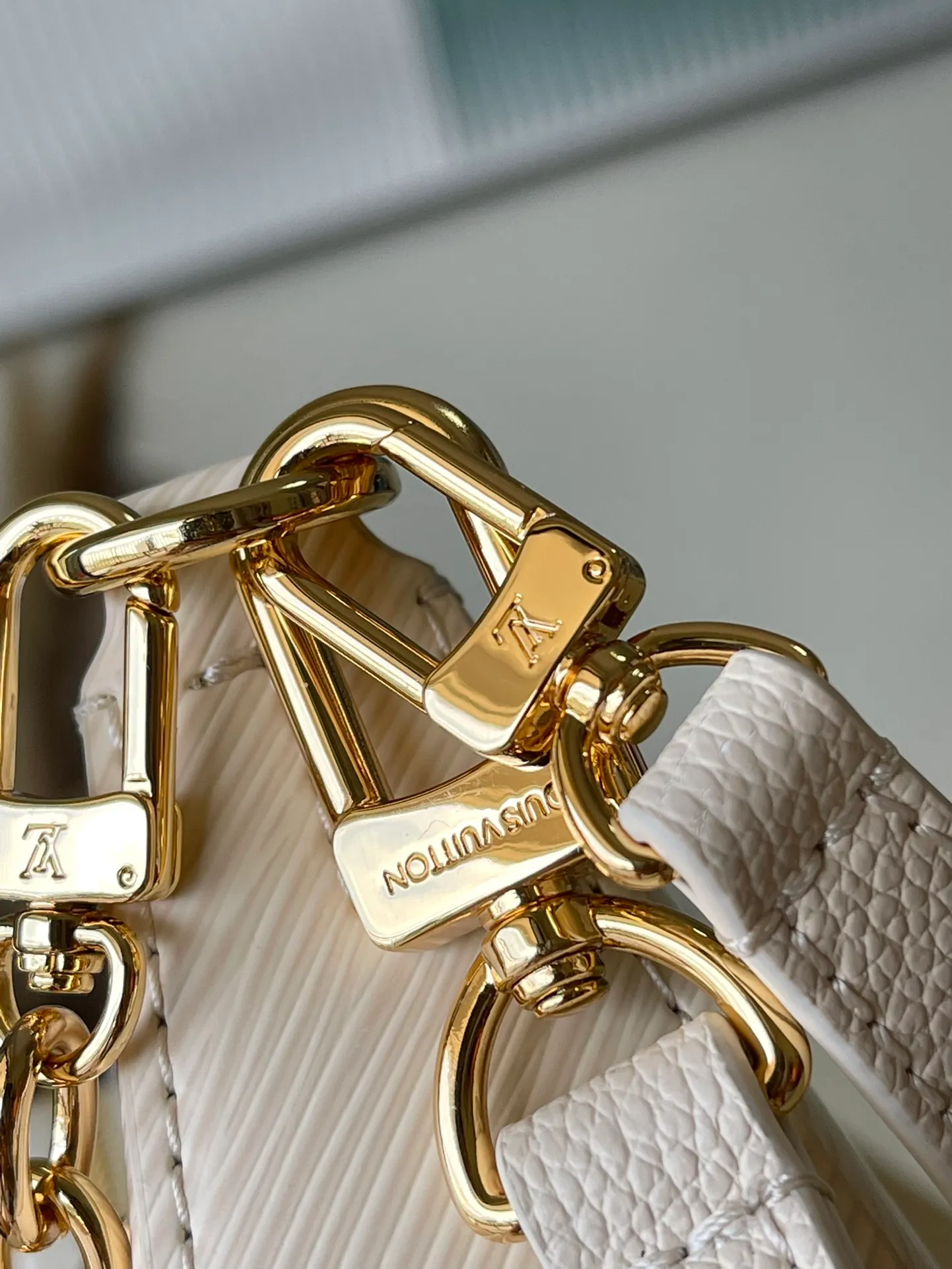 💰1300 (top layer leather) top original order M22941 This MarelEni handbag is from the LV Milky Way series. It combines the classic Epi cow leather with the dazzling light of metal parts. It is paired with a detachable heart-shaped coin bag, making it a perfect Valentine's Day gift. Dimensions: 19 × 13.5 × 6.5 cm