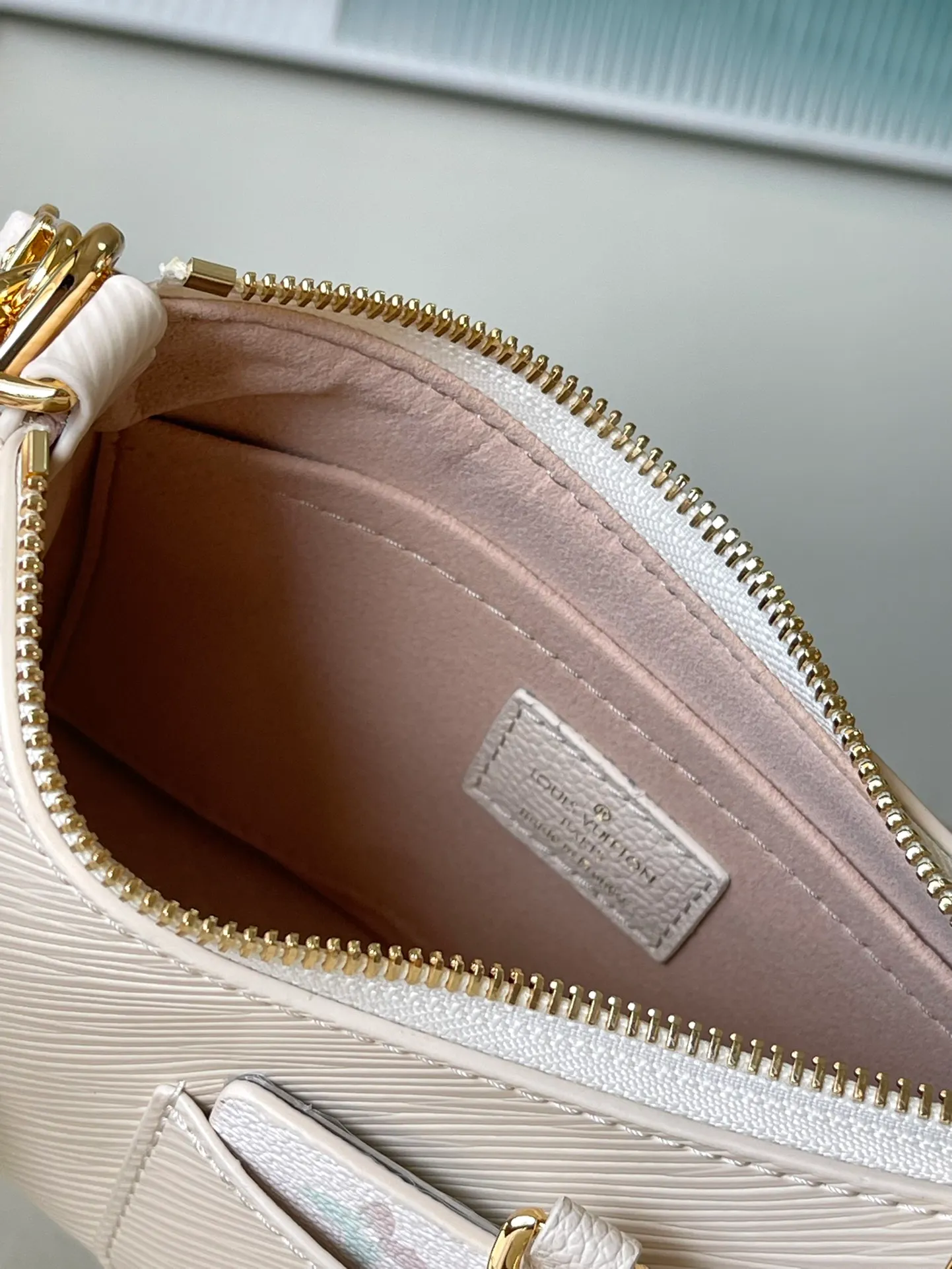 💰1300 (top layer leather) top original order M22941 This MarelEni handbag is from the LV Milky Way series. It combines the classic Epi cow leather with the dazzling light of metal parts. It is paired with a detachable heart-shaped coin bag, making it a perfect Valentine's Day gift. Dimensions: 19 × 13.5 × 6.5 cm