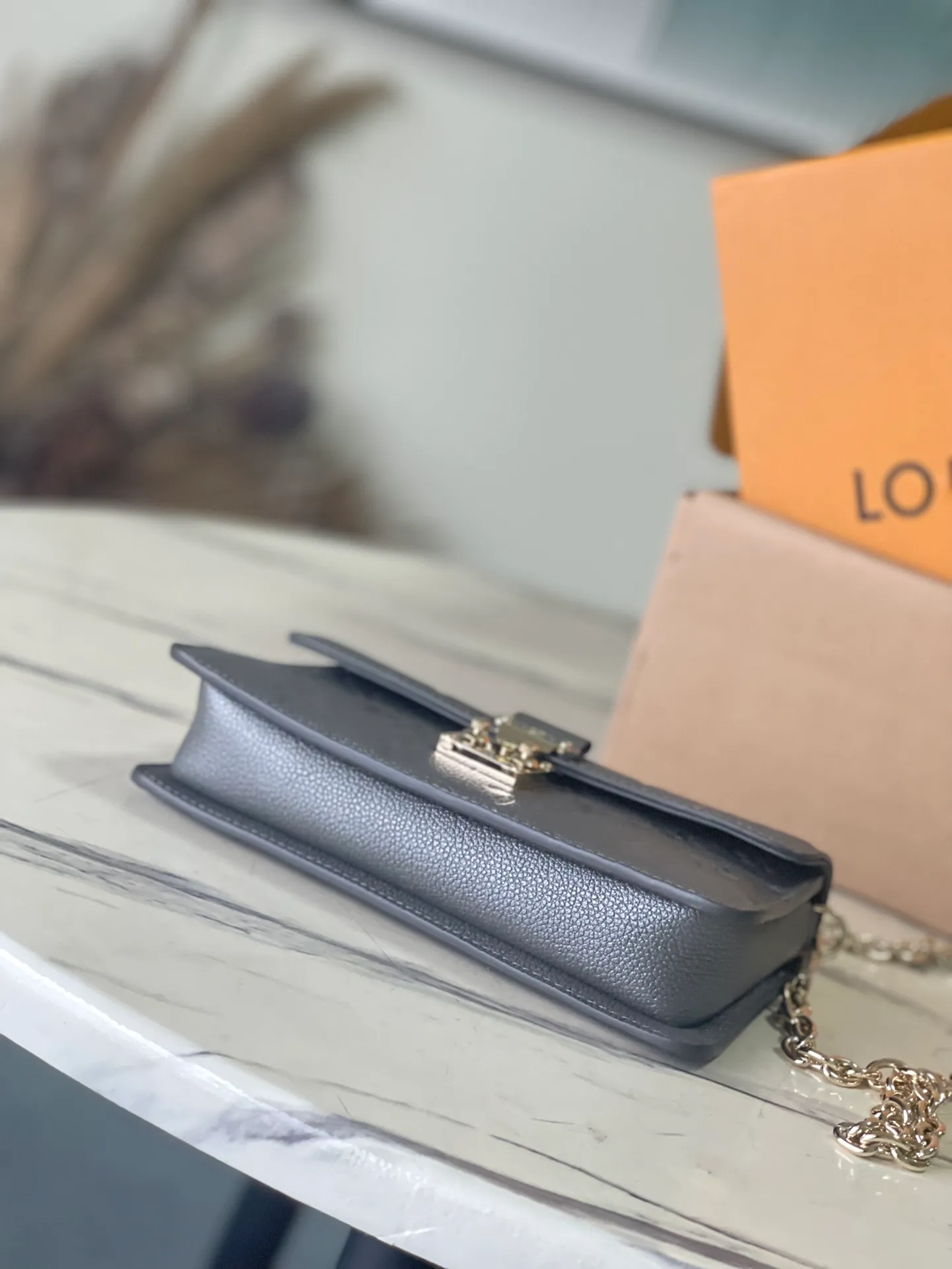 💰960 (top layer leather) top original M82671 silver Wallet On Chain Metis handbag is made of grained Monogram Empreinte leather with the brand's Monogram pattern embossed on it. It has a distinctive appearance with a trapezoidal design and the front flap is fixed with an S-lock, which is inherited from classic suitcases. Detachable chain allows for cross-body wear. Dimensions: 19 × 11 × 5.5 cm