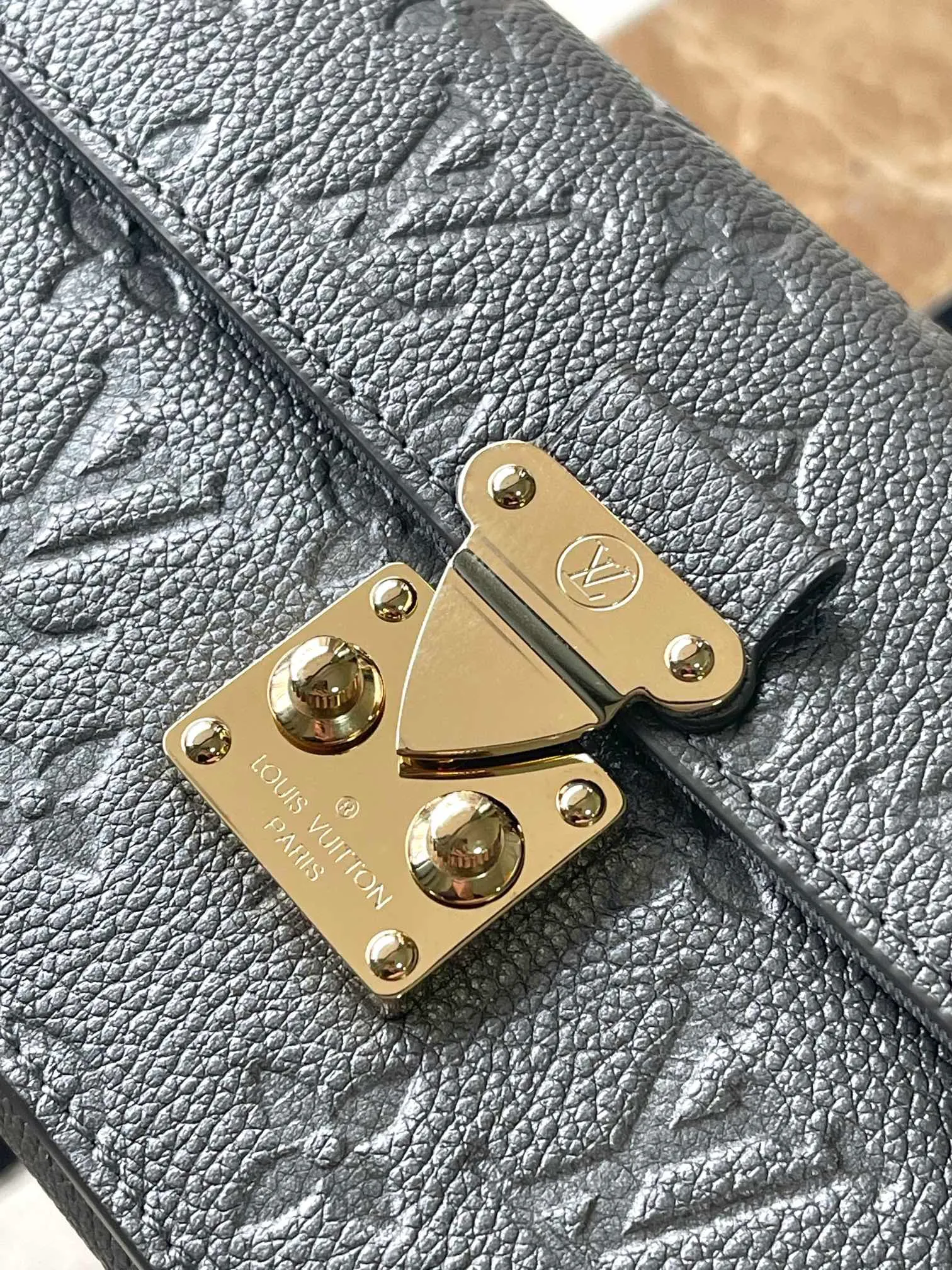 💰960 (top layer leather) top original M82671 silver Wallet On Chain Metis handbag is made of grained Monogram Empreinte leather with the brand's Monogram pattern embossed on it. It has a distinctive appearance with a trapezoidal design and the front flap is fixed with an S-lock, which is inherited from classic suitcases. Detachable chain allows for cross-body wear. Dimensions: 19 × 11 × 5.5 cm