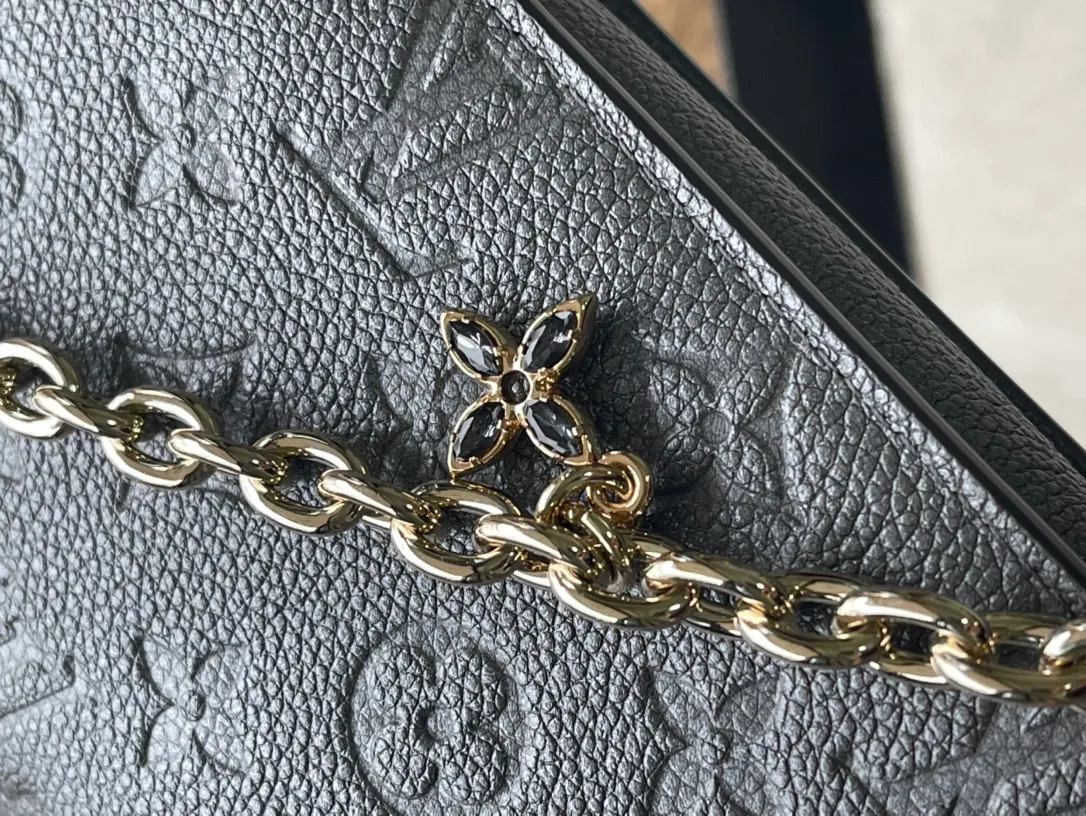 💰960 (top layer leather) top original M82671 silver Wallet On Chain Metis handbag is made of grained Monogram Empreinte leather with the brand's Monogram pattern embossed on it. It has a distinctive appearance with a trapezoidal design and the front flap is fixed with an S-lock, which is inherited from classic suitcases. Detachable chain allows for cross-body wear. Dimensions: 19 × 11 × 5.5 cm