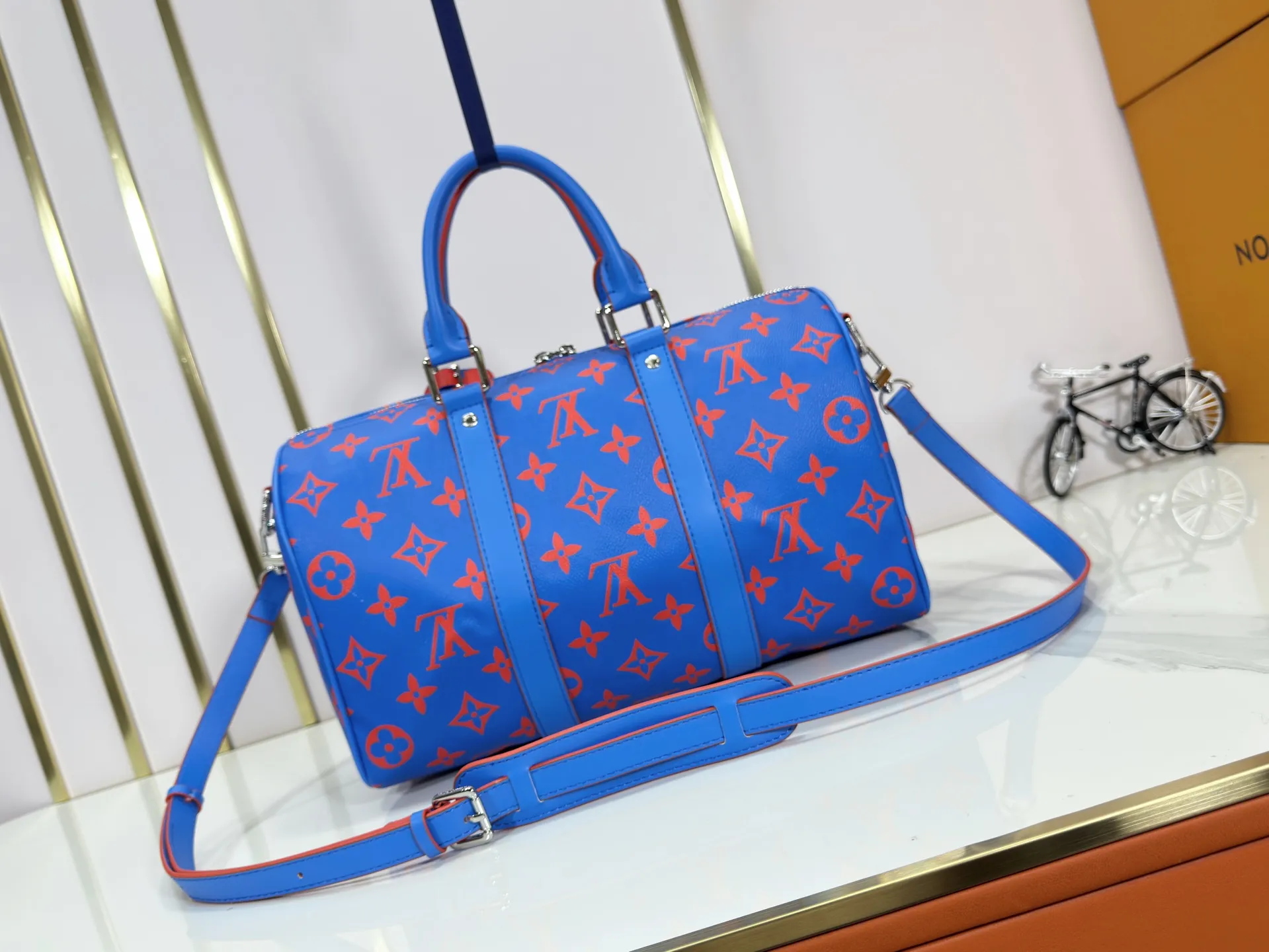 P300 upgraded original version M15023 fluorescent gray, blue M22573 M13865 M46655 black flower M22765 embossed top original model Keepall Bandoulière 35 handbag uses Monogram Eclipse coated canvas to convey restrained style. Leather top handles, side straps and hardware reflect classic heritage, while a removable and adjustable shoulder strap makes it comfortable to carry over the shoulder. Dimensions: 34.0 x 21.0 x 16.0 cm (length x height x width)