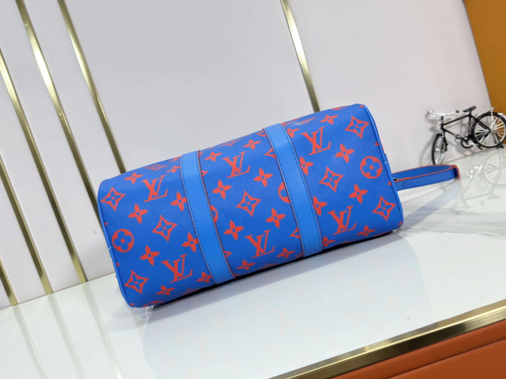 P300 upgraded original version M15023 fluorescent gray, blue M22573 M13865 M46655 black flower M22765 embossed top original model Keepall Bandoulière 35 handbag uses Monogram Eclipse coated canvas to convey restrained style. Leather top handles, side straps and hardware reflect classic heritage, while a removable and adjustable shoulder strap makes it comfortable to carry over the shoulder. Dimensions: 34.0 x 21.0 x 16.0 cm (length x height x width)