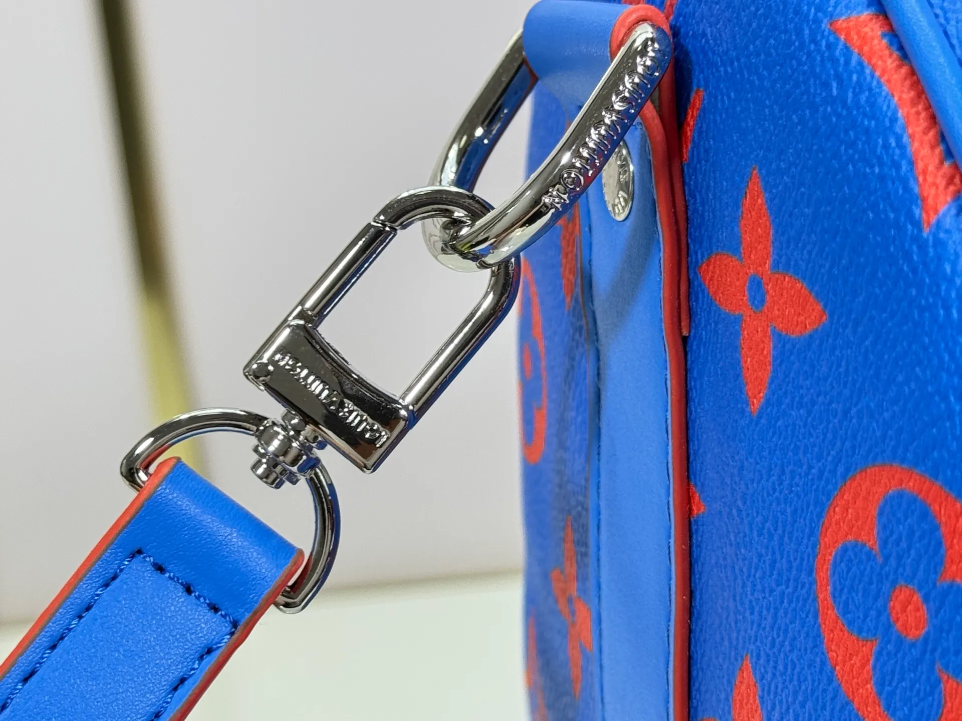 P300 upgraded original version M15023 fluorescent gray, blue M22573 M13865 M46655 black flower M22765 embossed top original model Keepall Bandoulière 35 handbag uses Monogram Eclipse coated canvas to convey restrained style. Leather top handles, side straps and hardware reflect classic heritage, while a removable and adjustable shoulder strap makes it comfortable to carry over the shoulder. Dimensions: 34.0 x 21.0 x 16.0 cm (length x height x width)