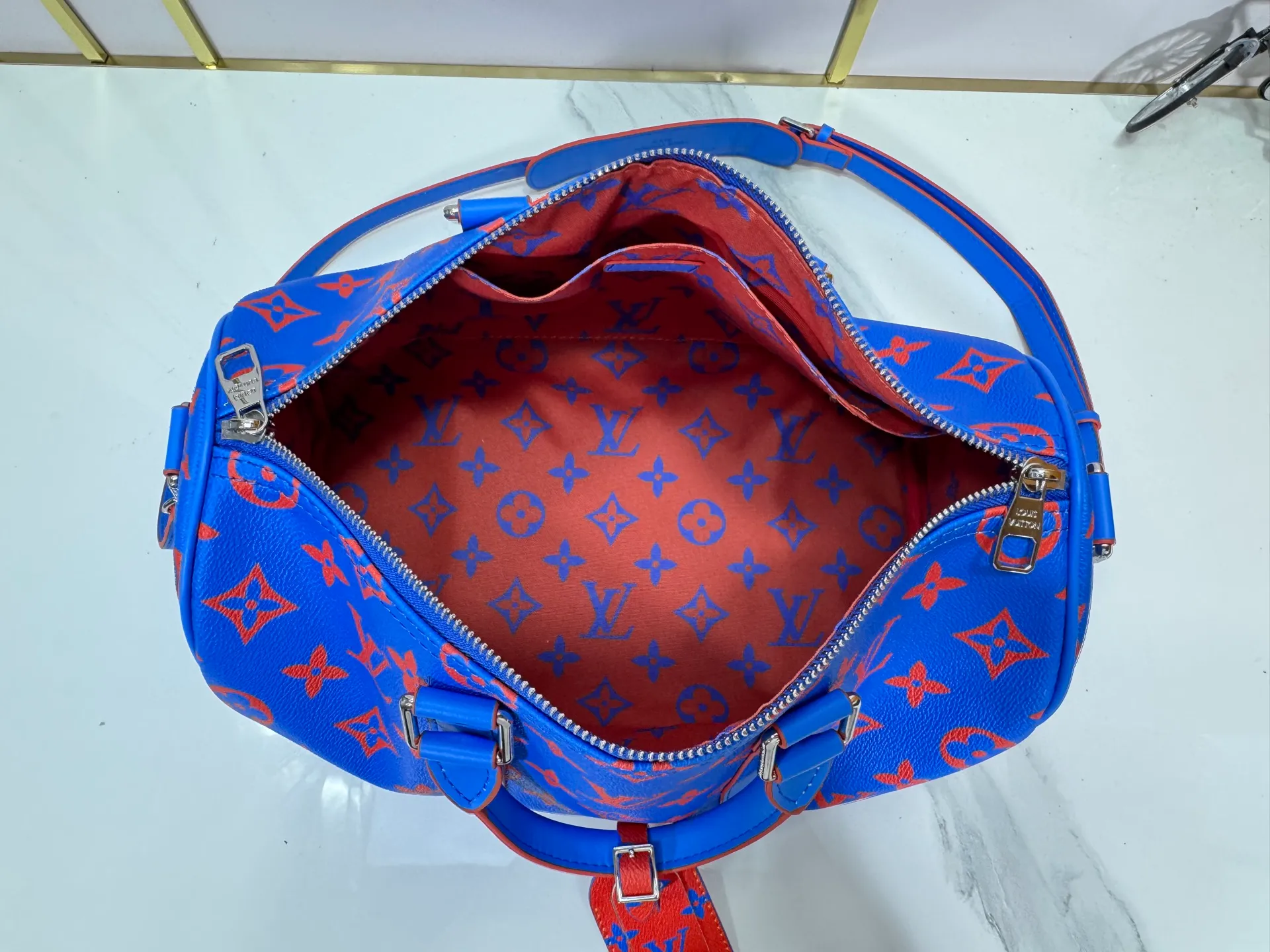 P300 upgraded original version M15023 fluorescent gray, blue M22573 M13865 M46655 black flower M22765 embossed top original model Keepall Bandoulière 35 handbag uses Monogram Eclipse coated canvas to convey restrained style. Leather top handles, side straps and hardware reflect classic heritage, while a removable and adjustable shoulder strap makes it comfortable to carry over the shoulder. Dimensions: 34.0 x 21.0 x 16.0 cm (length x height x width)