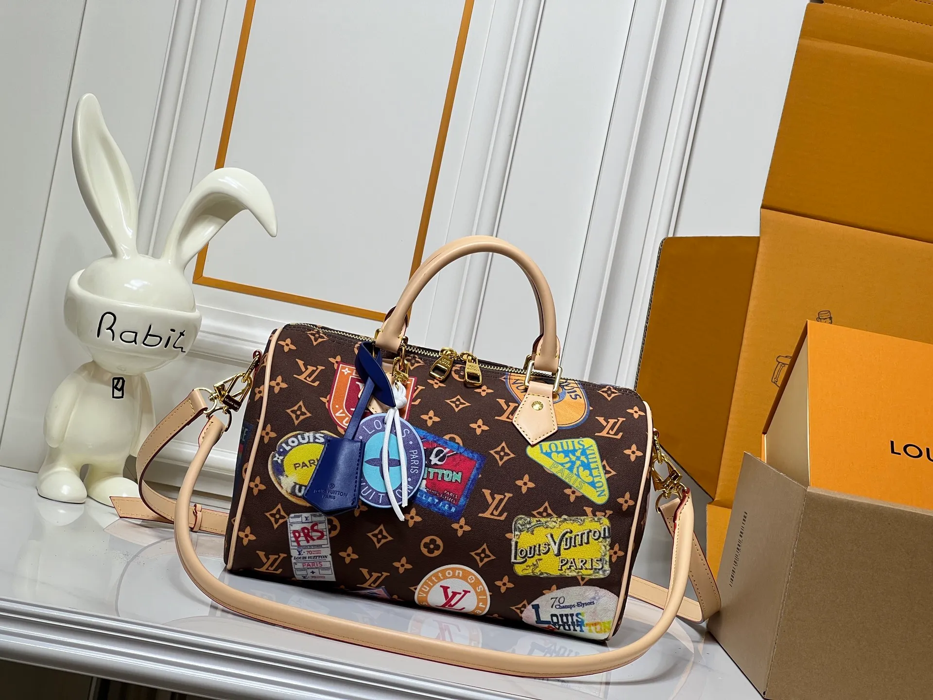 Batch 320💰M14587 M13344 This Speedy Soft 30 handbag interprets Monogram Dune elements with retro touches, with aircraft-shaped decoration and collage effect label, paying tribute to the design of Gaston Louis Vuitton collection series. The long handle makes it easy to carry on the shoulder, making it a great travel companion. 30.0 x 21.0 x 17.0 cm (length x height x width)
