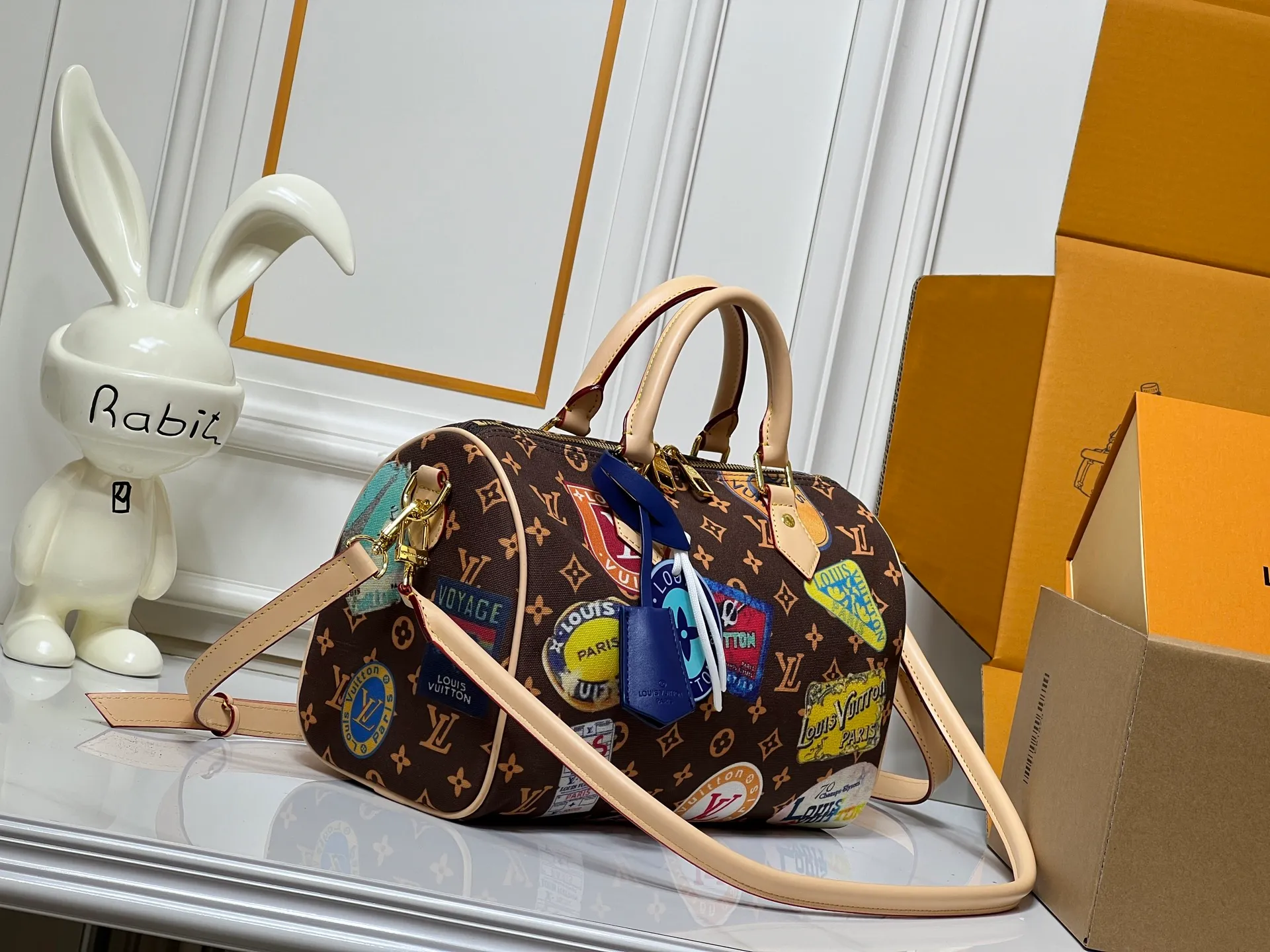 Batch 320💰M14587 M13344 This Speedy Soft 30 handbag interprets Monogram Dune elements with retro touches, with aircraft-shaped decoration and collage effect label, paying tribute to the design of Gaston Louis Vuitton collection series. The long handle makes it easy to carry on the shoulder, making it a great travel companion. 30.0 x 21.0 x 17.0 cm (length x height x width)