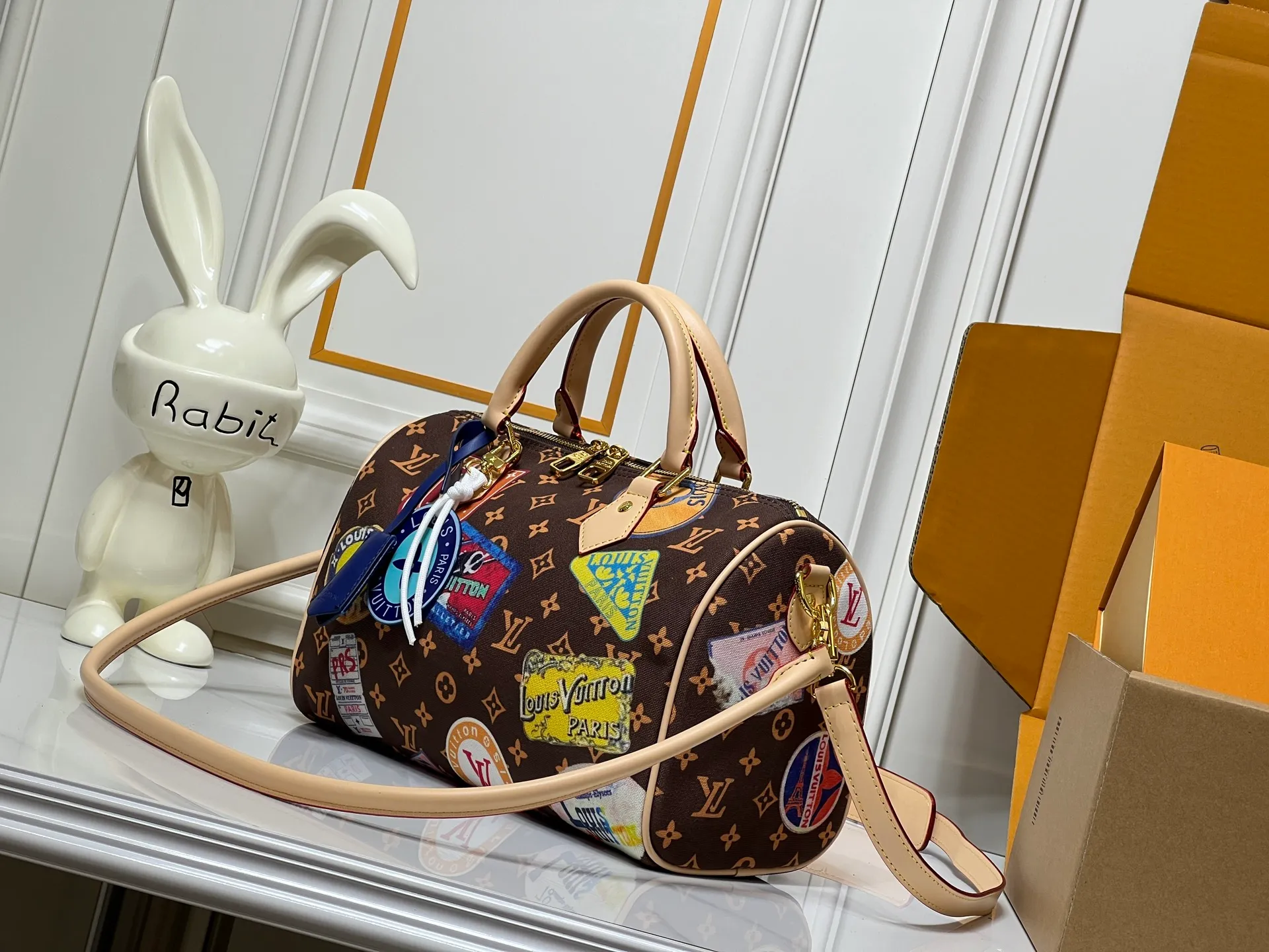Batch 320💰M14587 M13344 This Speedy Soft 30 handbag interprets Monogram Dune elements with retro touches, with aircraft-shaped decoration and collage effect label, paying tribute to the design of Gaston Louis Vuitton collection series. The long handle makes it easy to carry on the shoulder, making it a great travel companion. 30.0 x 21.0 x 17.0 cm (length x height x width)