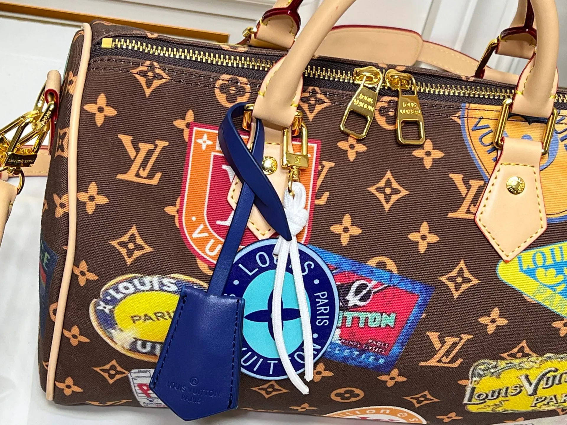 Batch 320💰M14587 M13344 This Speedy Soft 30 handbag interprets Monogram Dune elements with retro touches, with aircraft-shaped decoration and collage effect label, paying tribute to the design of Gaston Louis Vuitton collection series. The long handle makes it easy to carry on the shoulder, making it a great travel companion. 30.0 x 21.0 x 17.0 cm (length x height x width)