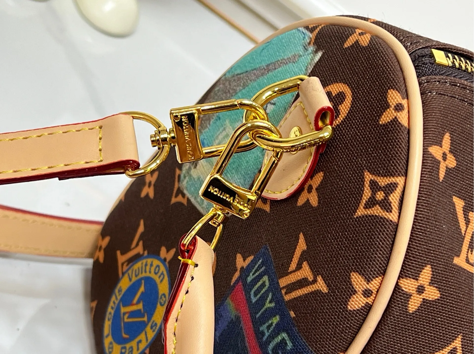 Batch 320💰M14587 M13344 This Speedy Soft 30 handbag interprets Monogram Dune elements with retro touches, with aircraft-shaped decoration and collage effect label, paying tribute to the design of Gaston Louis Vuitton collection series. The long handle makes it easy to carry on the shoulder, making it a great travel companion. 30.0 x 21.0 x 17.0 cm (length x height x width)