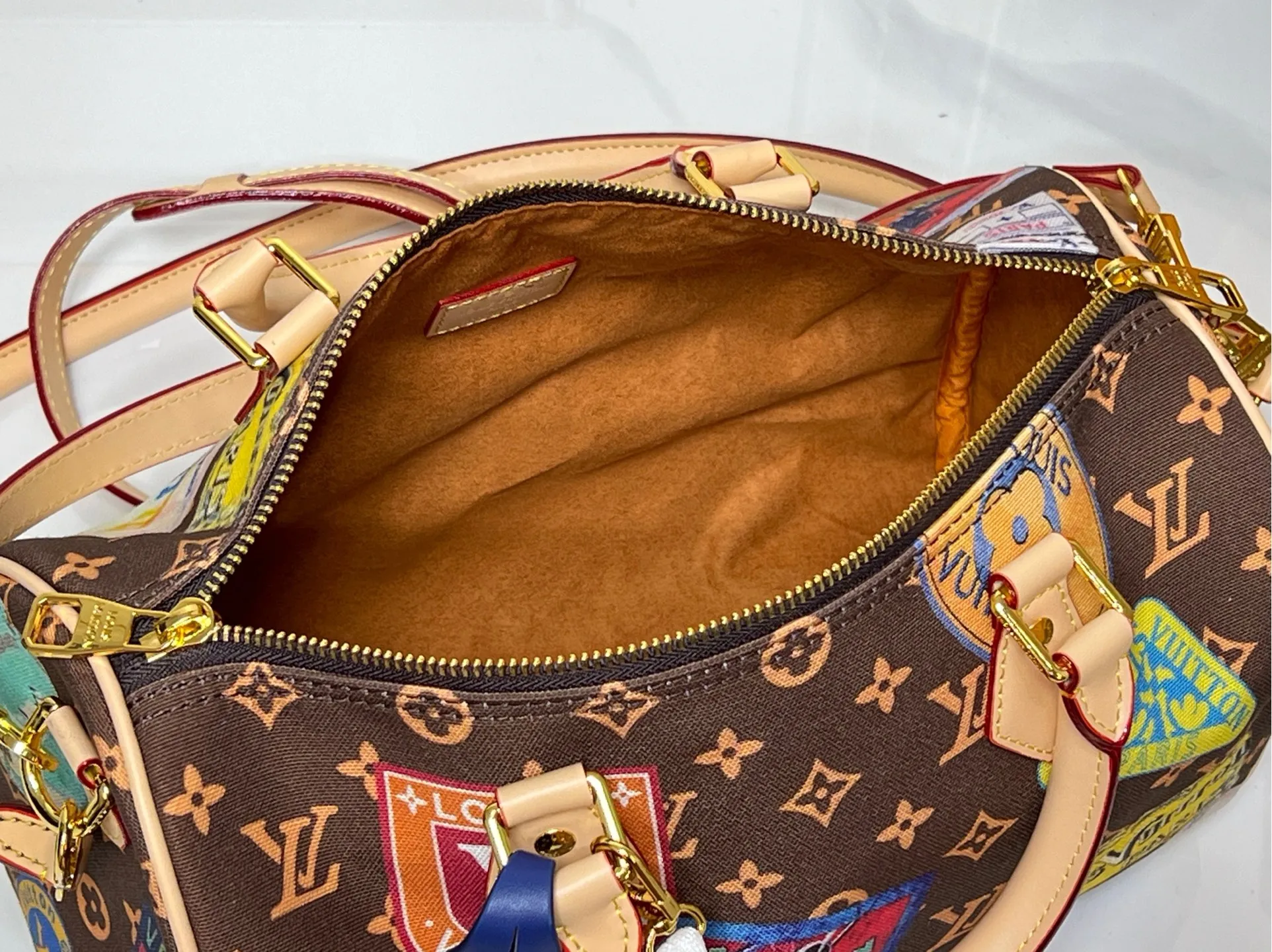 Batch 320💰M14587 M13344 This Speedy Soft 30 handbag interprets Monogram Dune elements with retro touches, with aircraft-shaped decoration and collage effect label, paying tribute to the design of Gaston Louis Vuitton collection series. The long handle makes it easy to carry on the shoulder, making it a great travel companion. 30.0 x 21.0 x 17.0 cm (length x height x width)