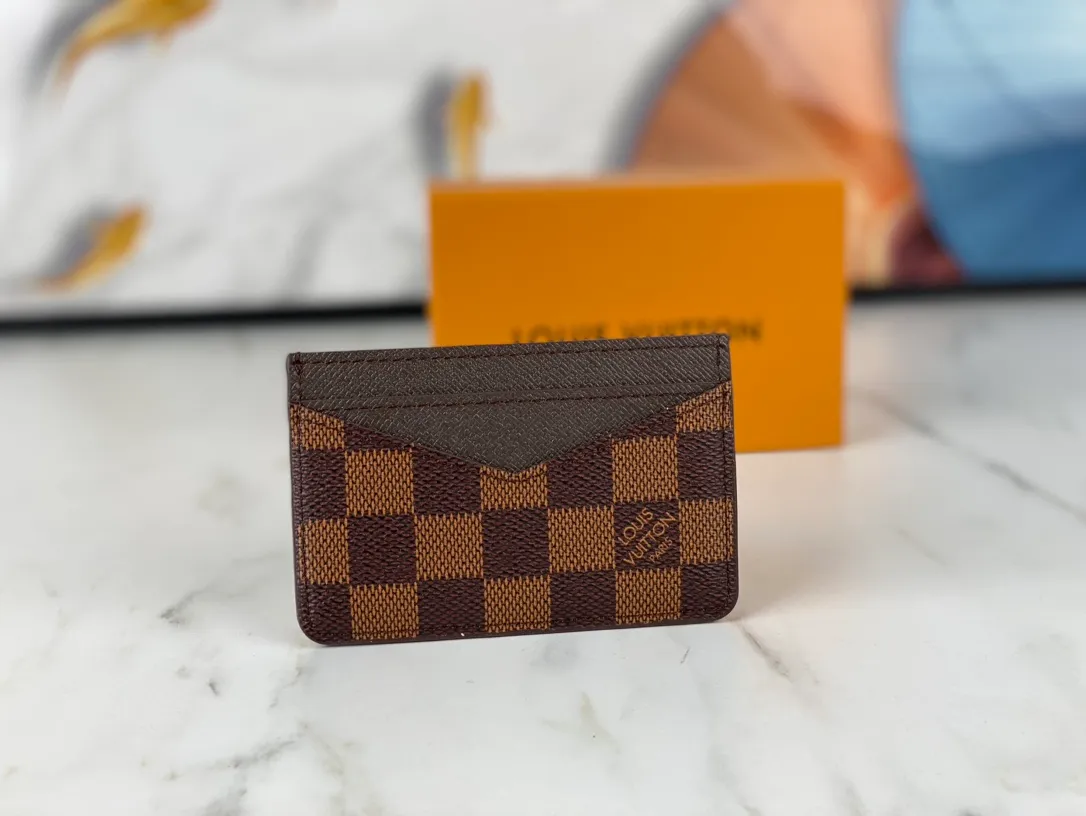 💰90💰M60166👏👏The Neo card holder made of Monogram Macassar canvas is the first choice for carrying important cards. Cowhide leather trim makes the classic Louis Vuitton pattern even more eye-catching. Dimensions: 11.0 x 7.0 x 0.6 cm,