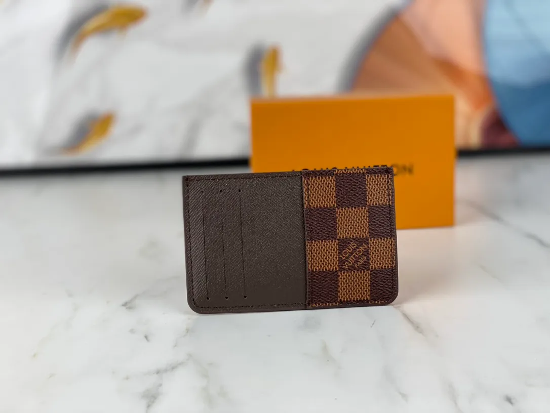 💰90💰M60166👏👏The Neo card holder made of Monogram Macassar canvas is the first choice for carrying important cards. Cowhide leather trim makes the classic Louis Vuitton pattern even more eye-catching. Dimensions: 11.0 x 7.0 x 0.6 cm,