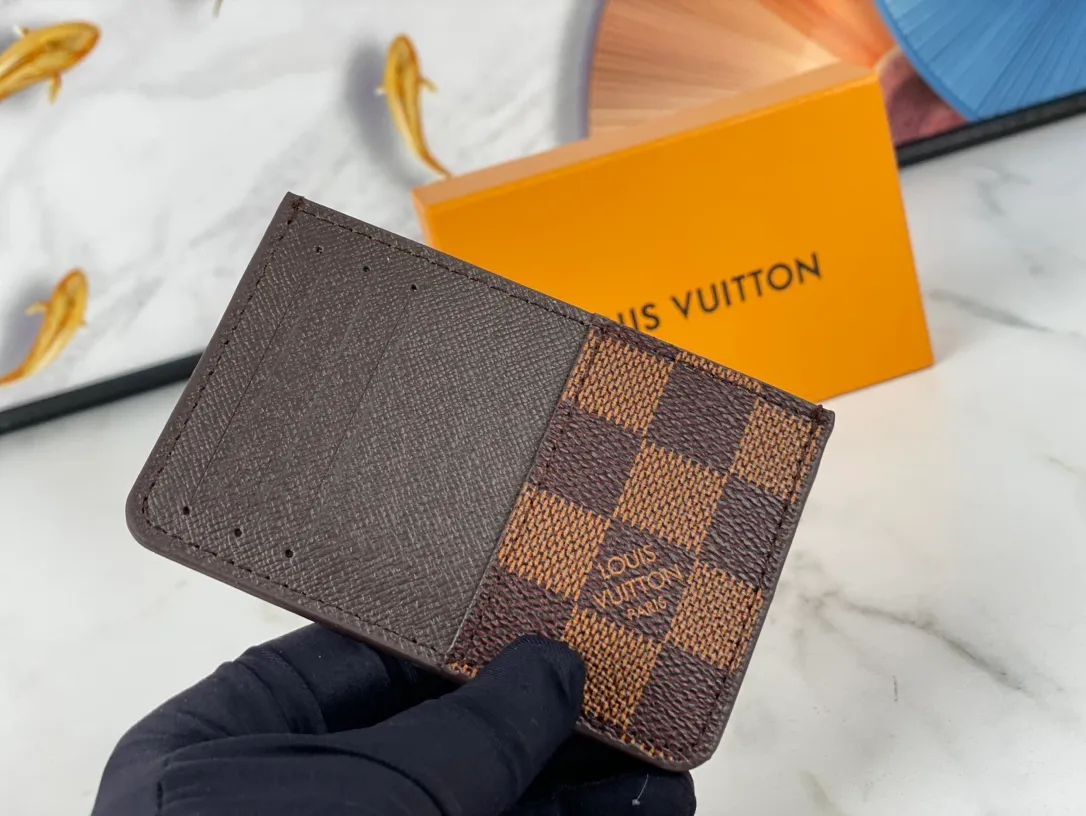 💰90💰M60166👏👏The Neo card holder made of Monogram Macassar canvas is the first choice for carrying important cards. Cowhide leather trim makes the classic Louis Vuitton pattern even more eye-catching. Dimensions: 11.0 x 7.0 x 0.6 cm,