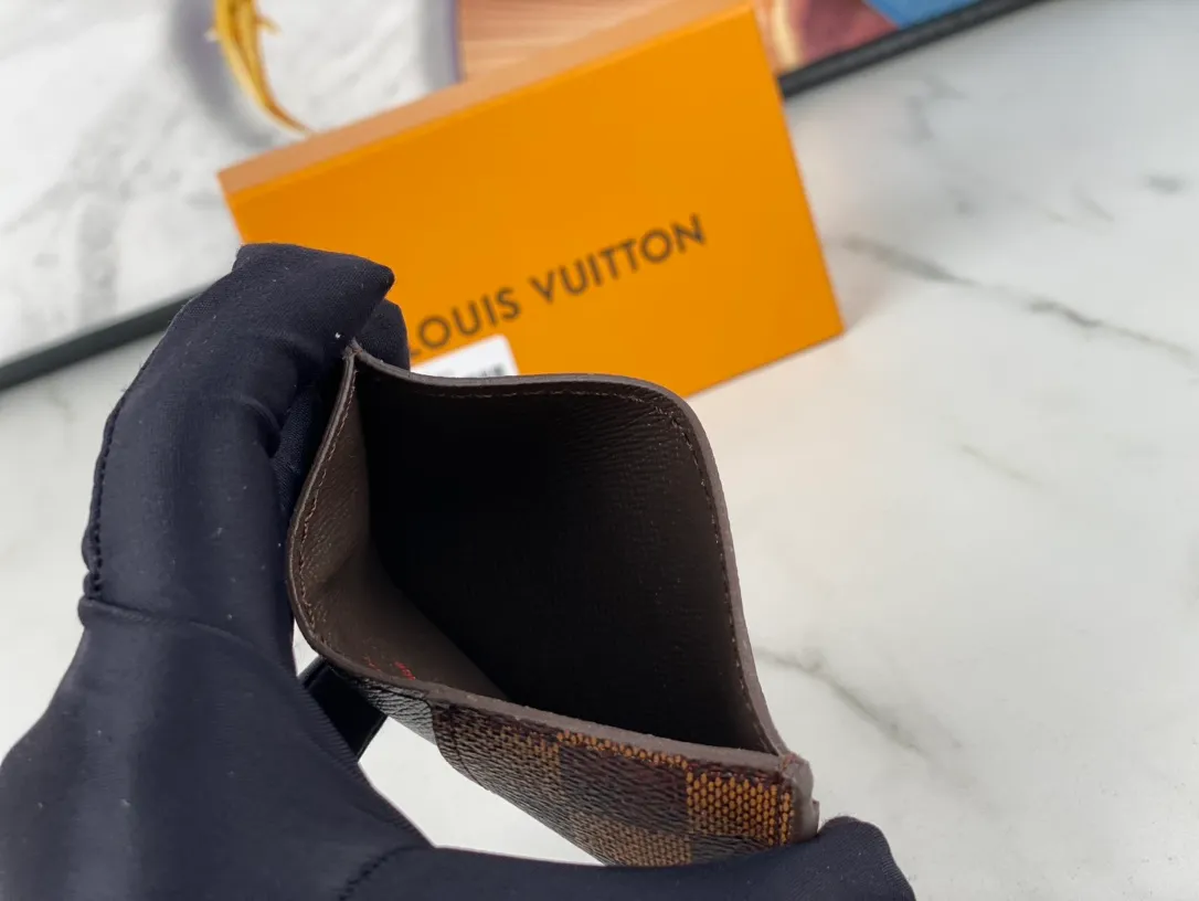 💰90💰M60166👏👏The Neo card holder made of Monogram Macassar canvas is the first choice for carrying important cards. Cowhide leather trim makes the classic Louis Vuitton pattern even more eye-catching. Dimensions: 11.0 x 7.0 x 0.6 cm,